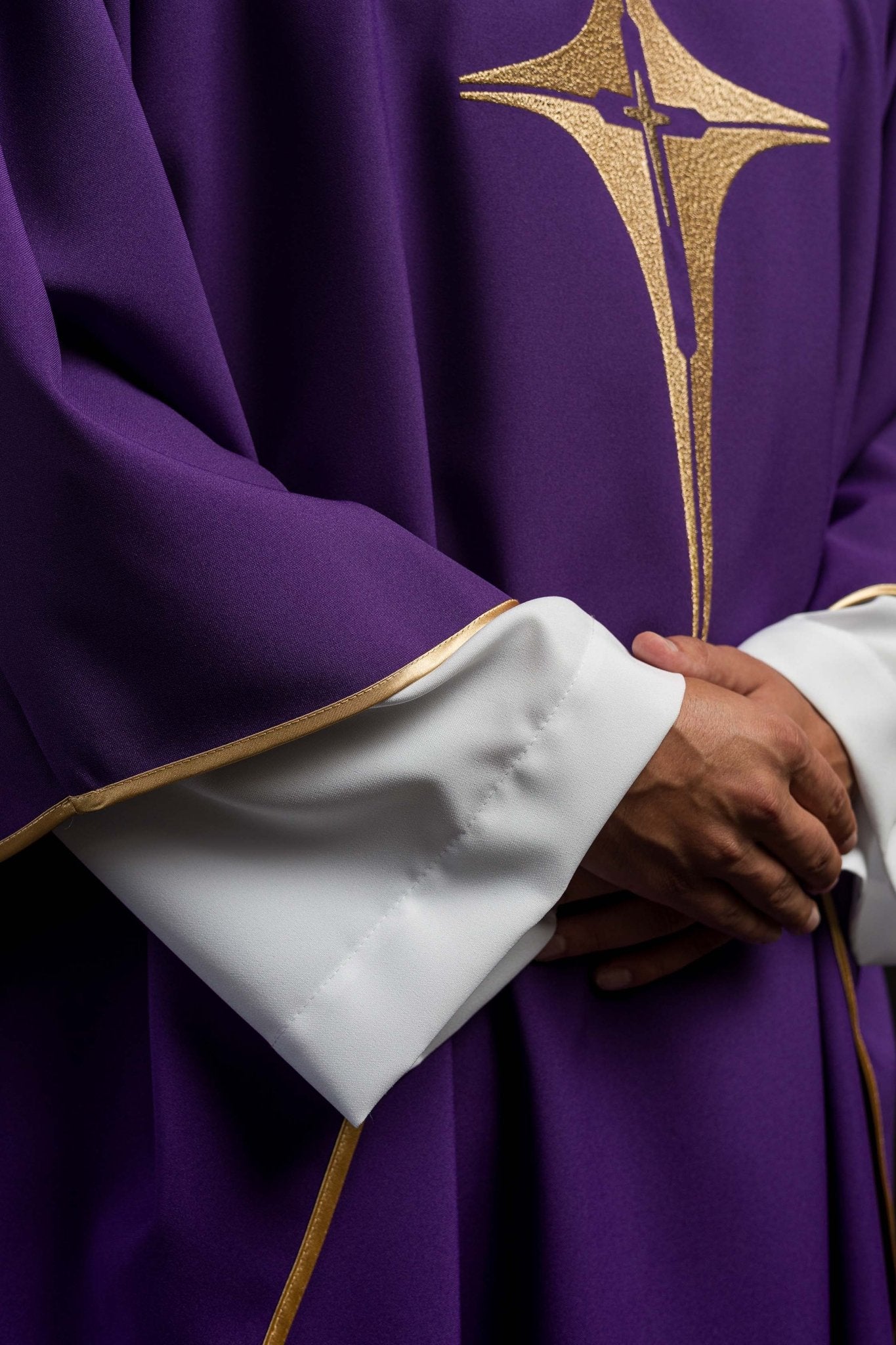 Casula Viola ricamata con motivo della Croce KOR/002/03/12 FIOLET - PERILPRETE.IT