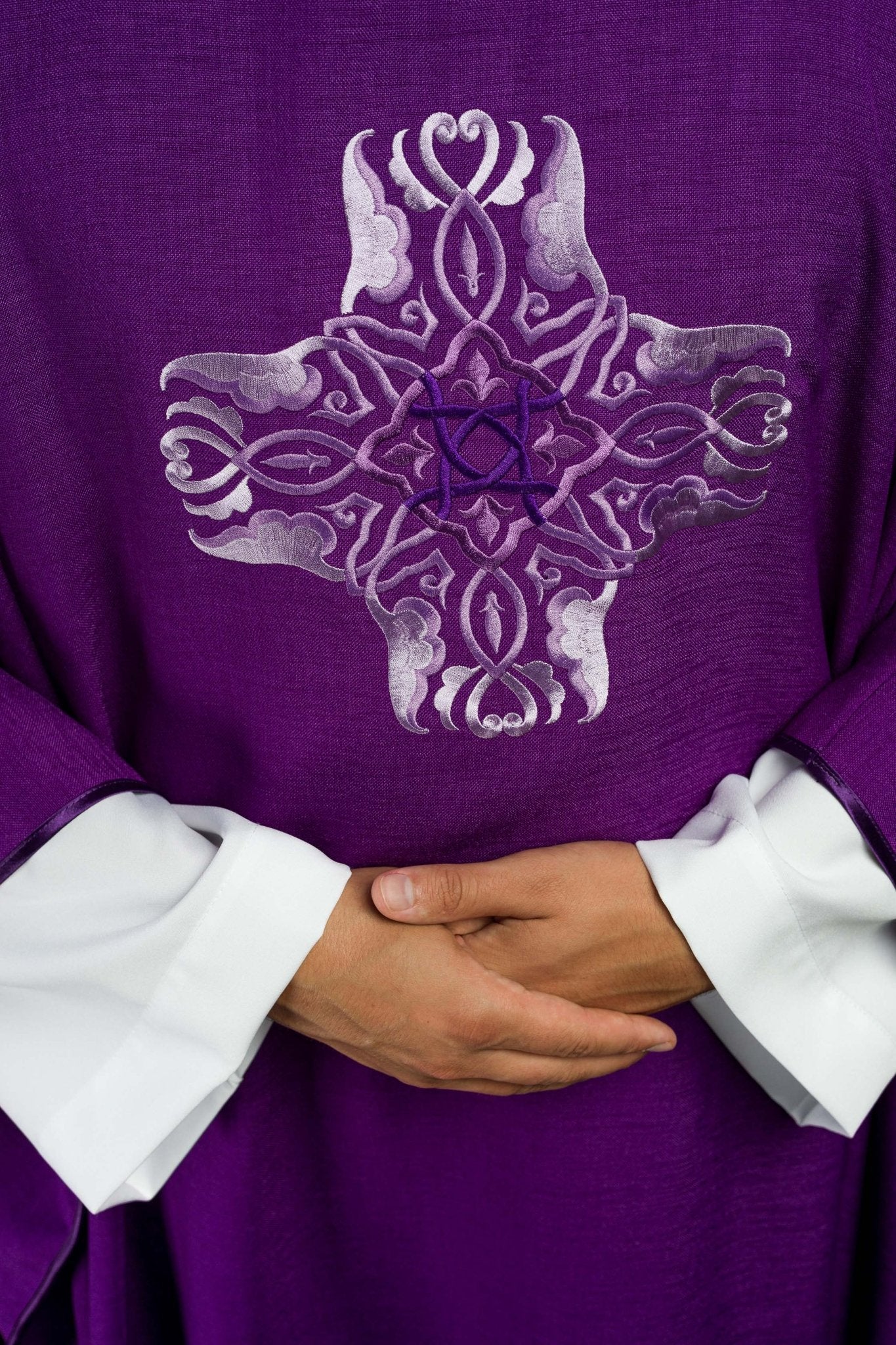 Casula Viola ricamata con simbolo della Croce HA7035-03 FIOLET - PERILPRETE.IT