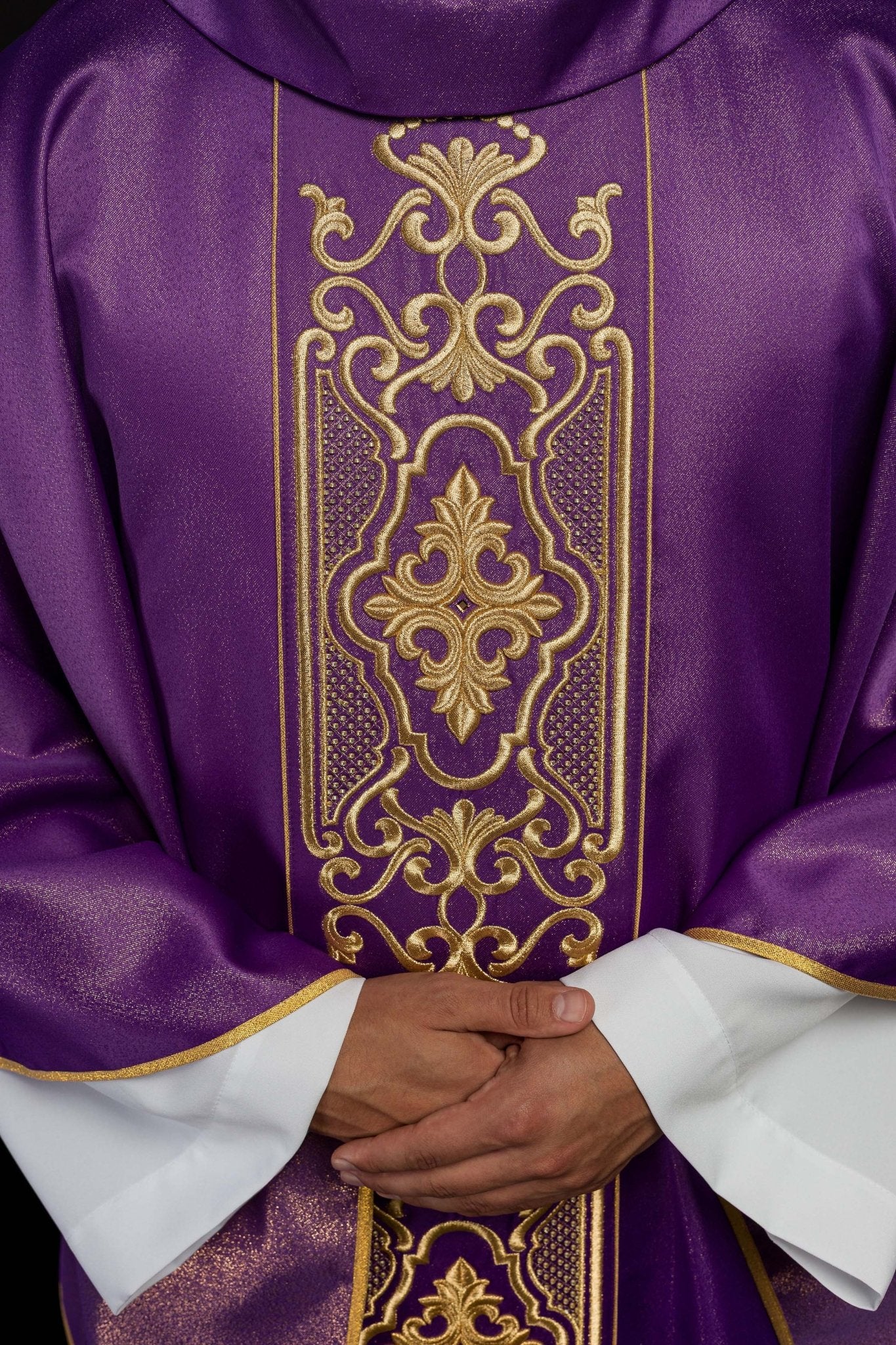 Casula viola riccamente ricamata e brillante LE/7021/03 - PERILPRETE.IT