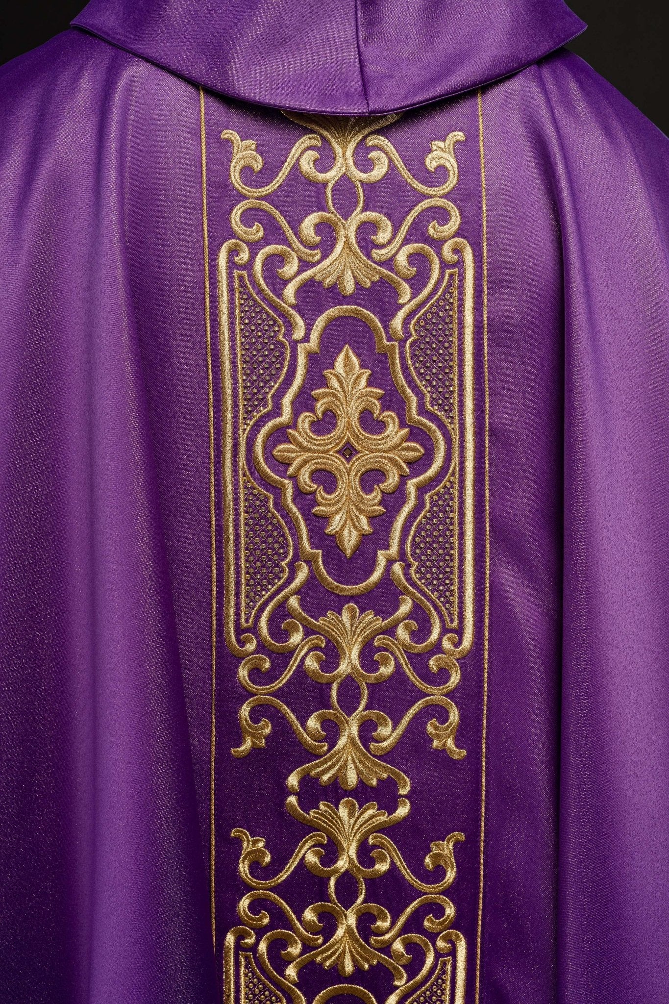 Casula viola riccamente ricamata e brillante LE/7021/03 - PERILPRETE.IT