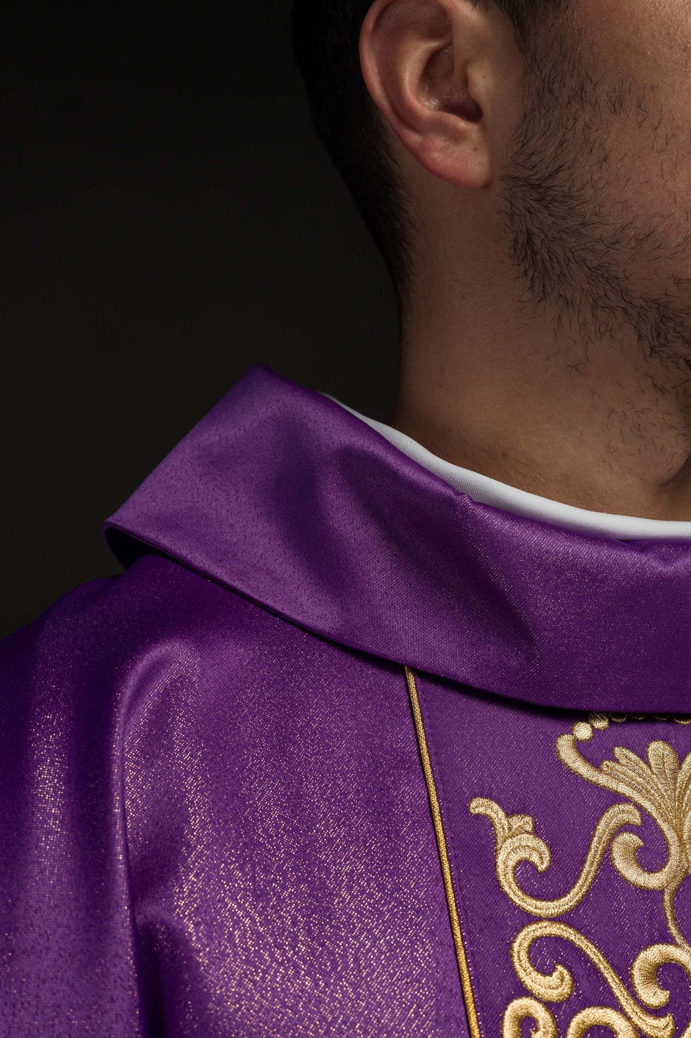 Casula viola riccamente ricamata e brillante LE/7021/03 - PERILPRETE.IT