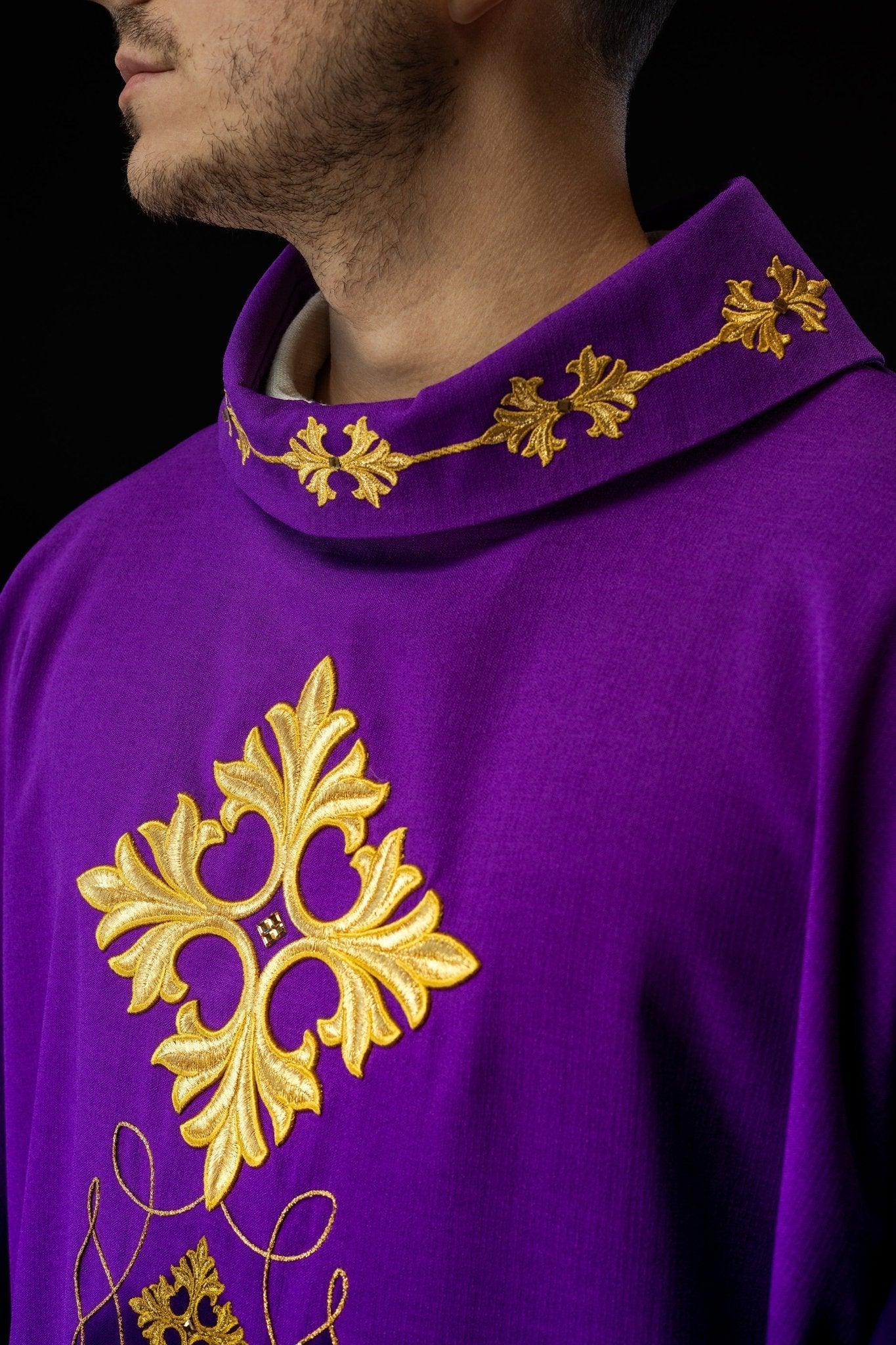 Casula Viola riccamente ricamata e decorata con pietre LE/7018/03 - PERILPRETE.IT