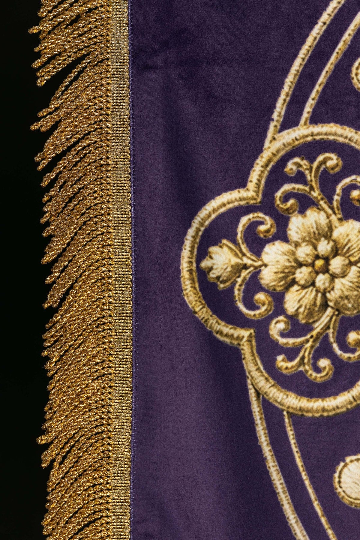 Stendardo viola, dettaglio del fiore ornamentale dorato e del bordo con frangia