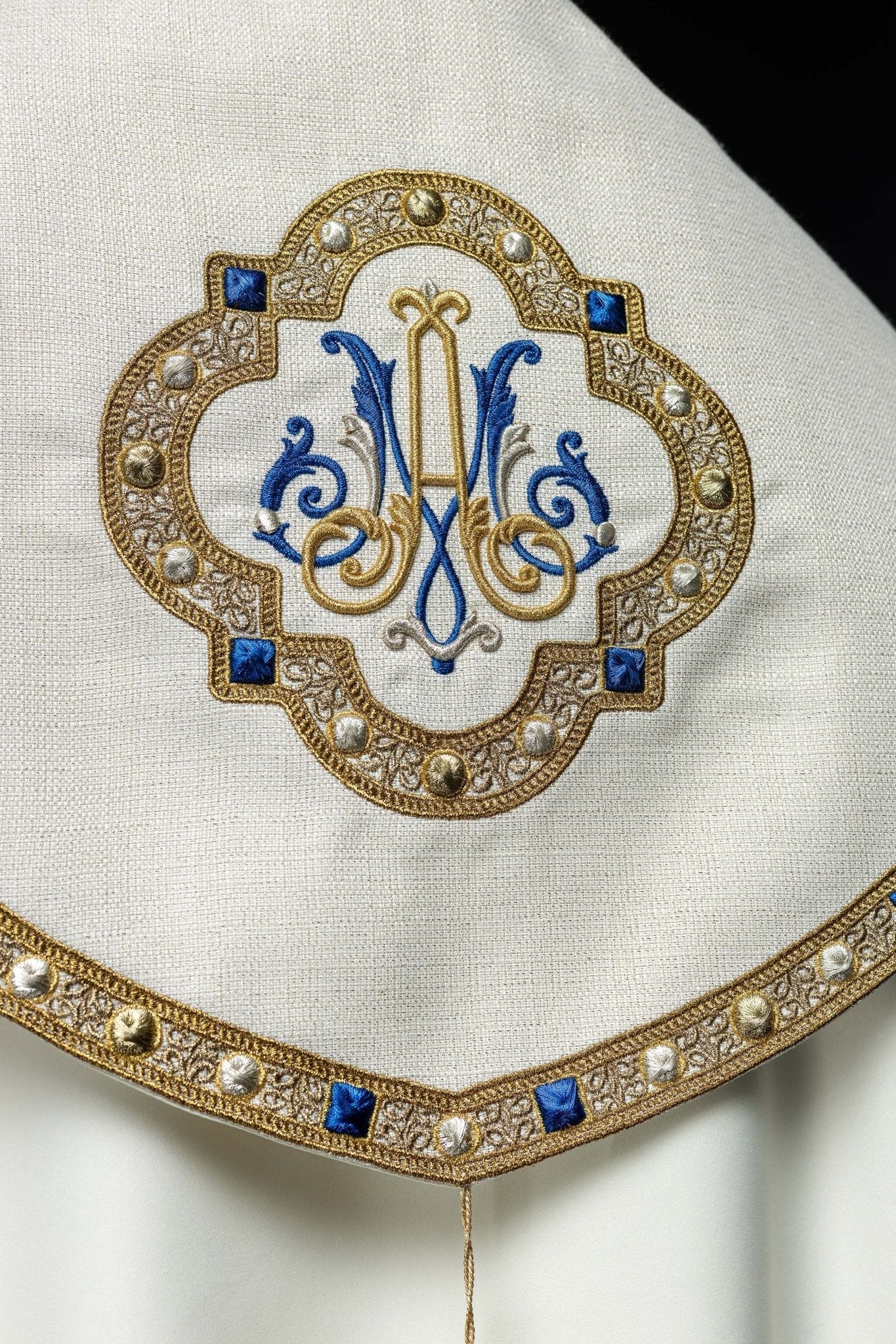 Copricapo liturgico ricamato con stemma mariano S - 3074 - 05 - 41 145cm - PERILPRETE.IT