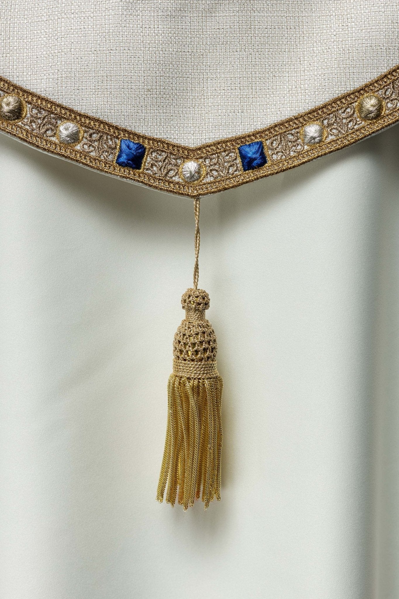 Copricapo liturgico ricamato con stemma mariano S - 3074 - 05 - 41 145cm - PERILPRETE.IT