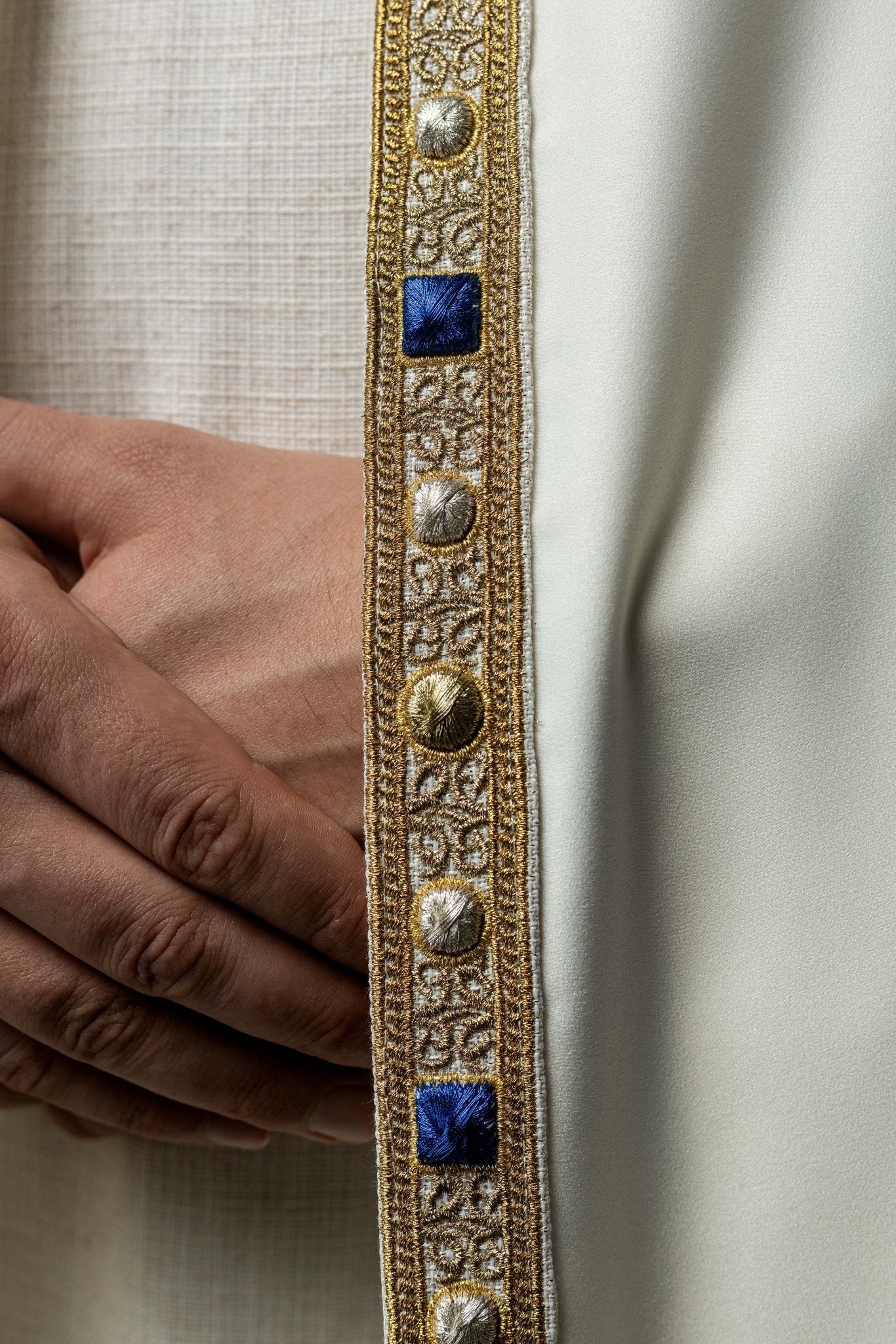 Copricapo liturgico ricamato con stemma mariano S - 3074 - 05 - 41 145cm - PERILPRETE.IT