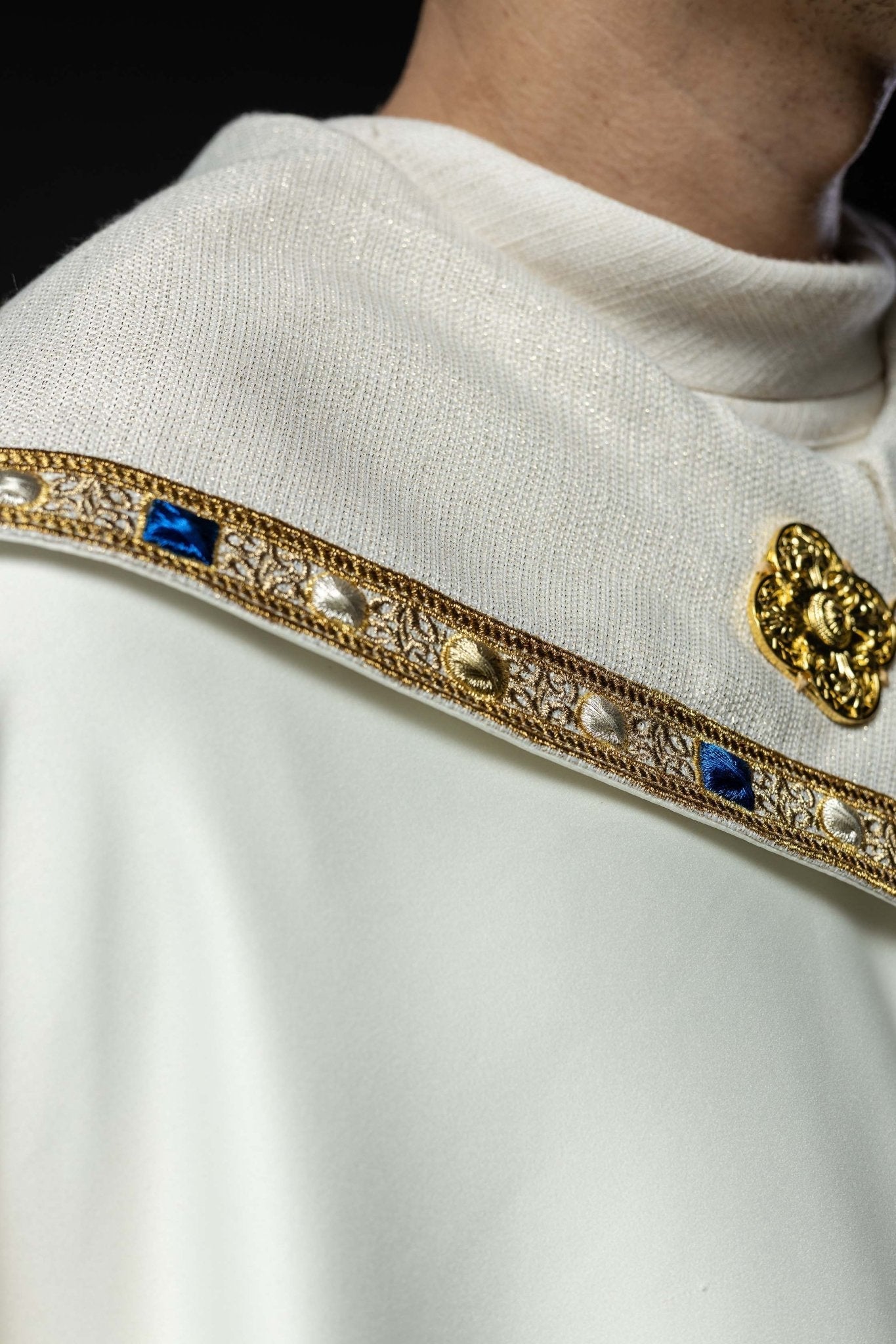 Copricapo liturgico ricamato con stemma mariano S - 3074 - 05 - 41 145cm - PERILPRETE.IT