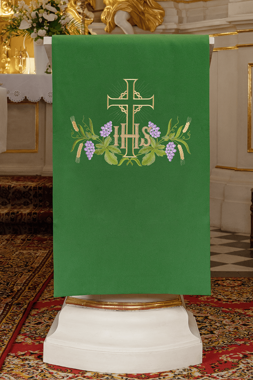 Coprileggio verde ricamato con motivo IHS e croce KMO/023/01/01 ZIELONY 55*250 - PERILPRETE.IT
