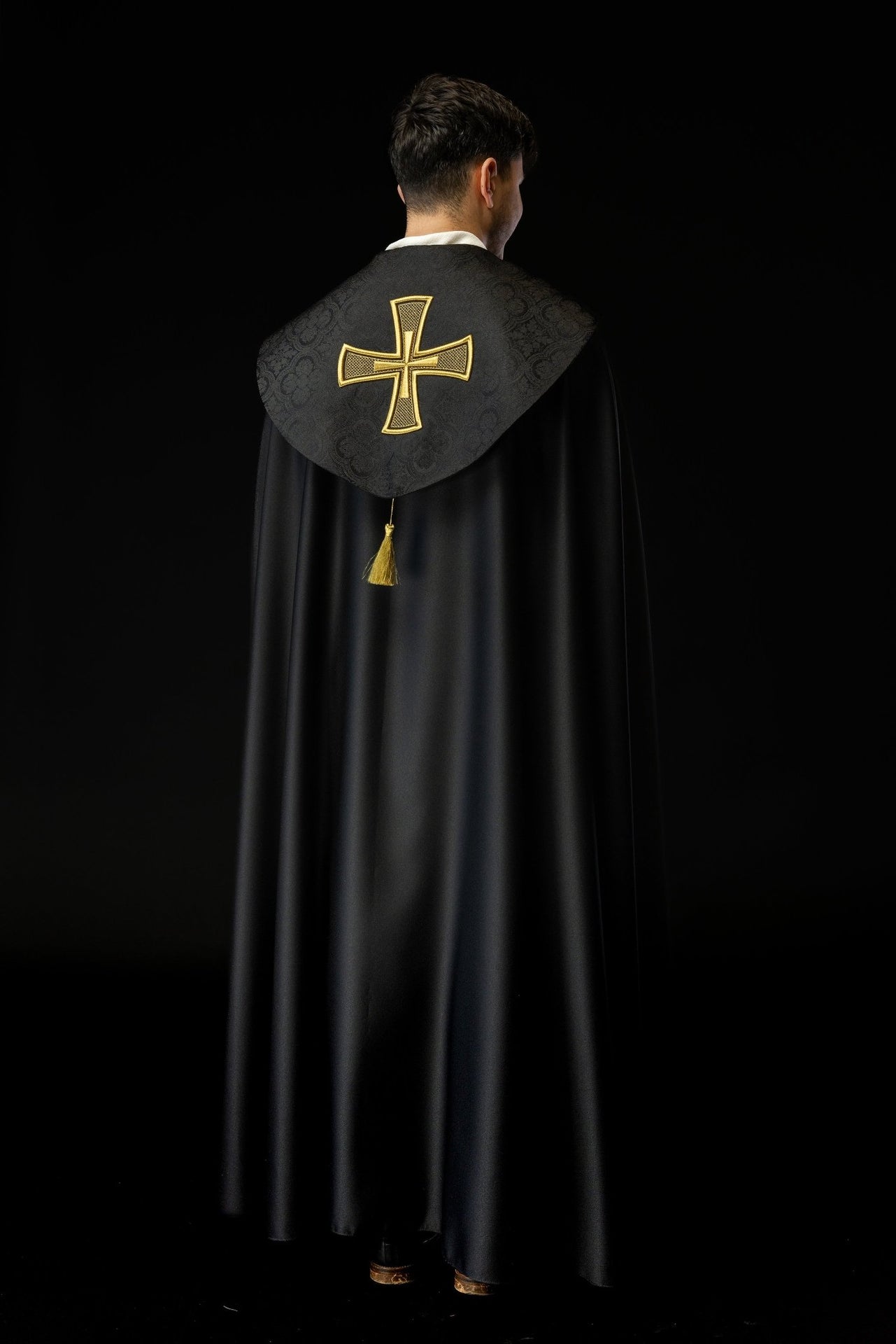 Czarna kapa liturgiczna z złotym haftem krzyża na żakardzie