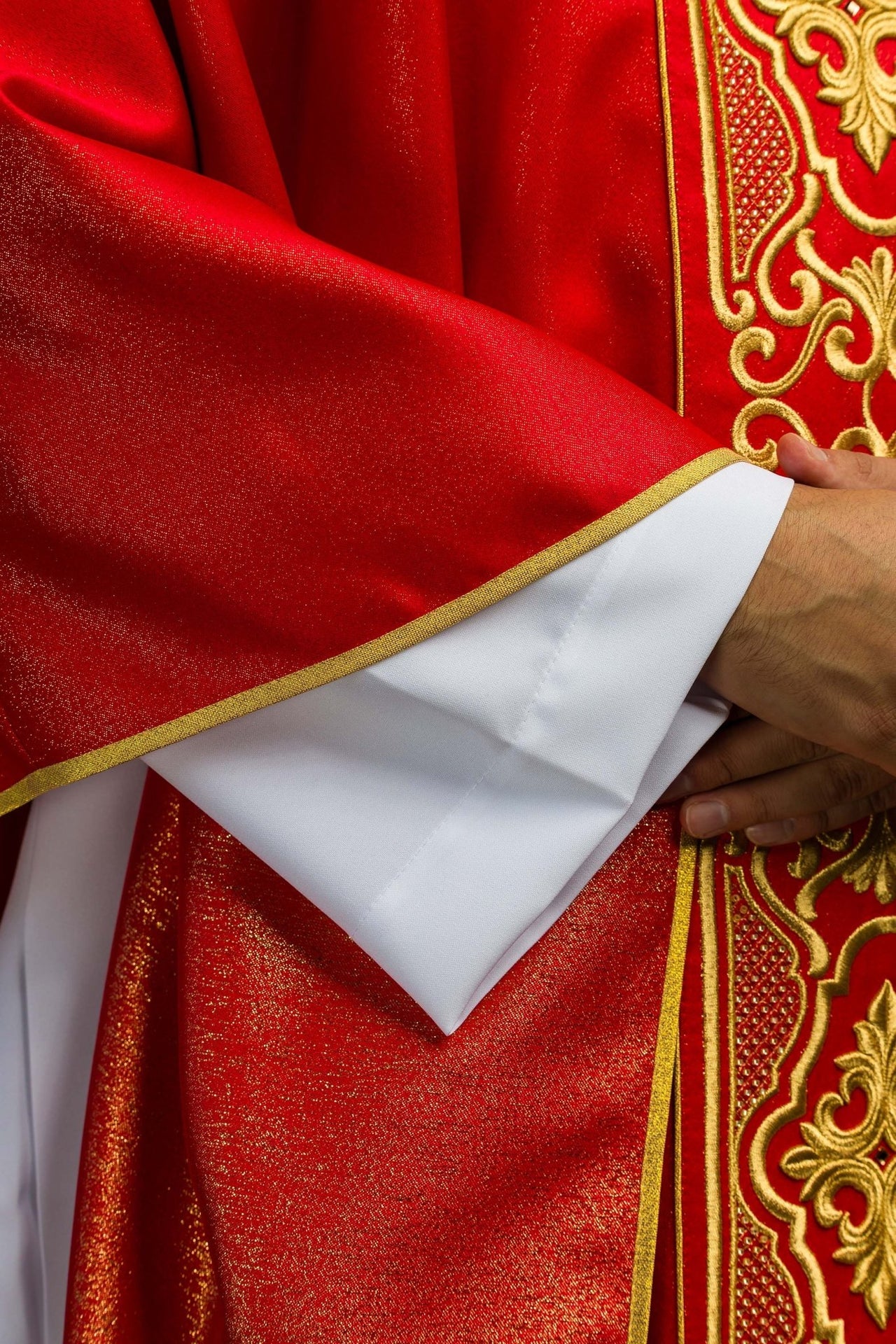 Czerwony ornat bogato haftowany połyskujący
