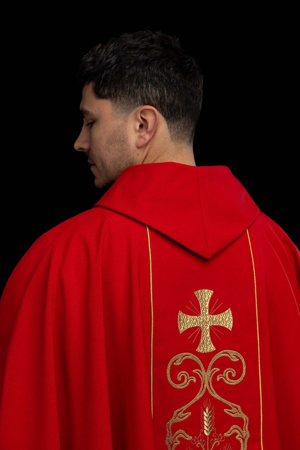 Czerwony ornat liturgiczny zdobiony haftowanym pasem