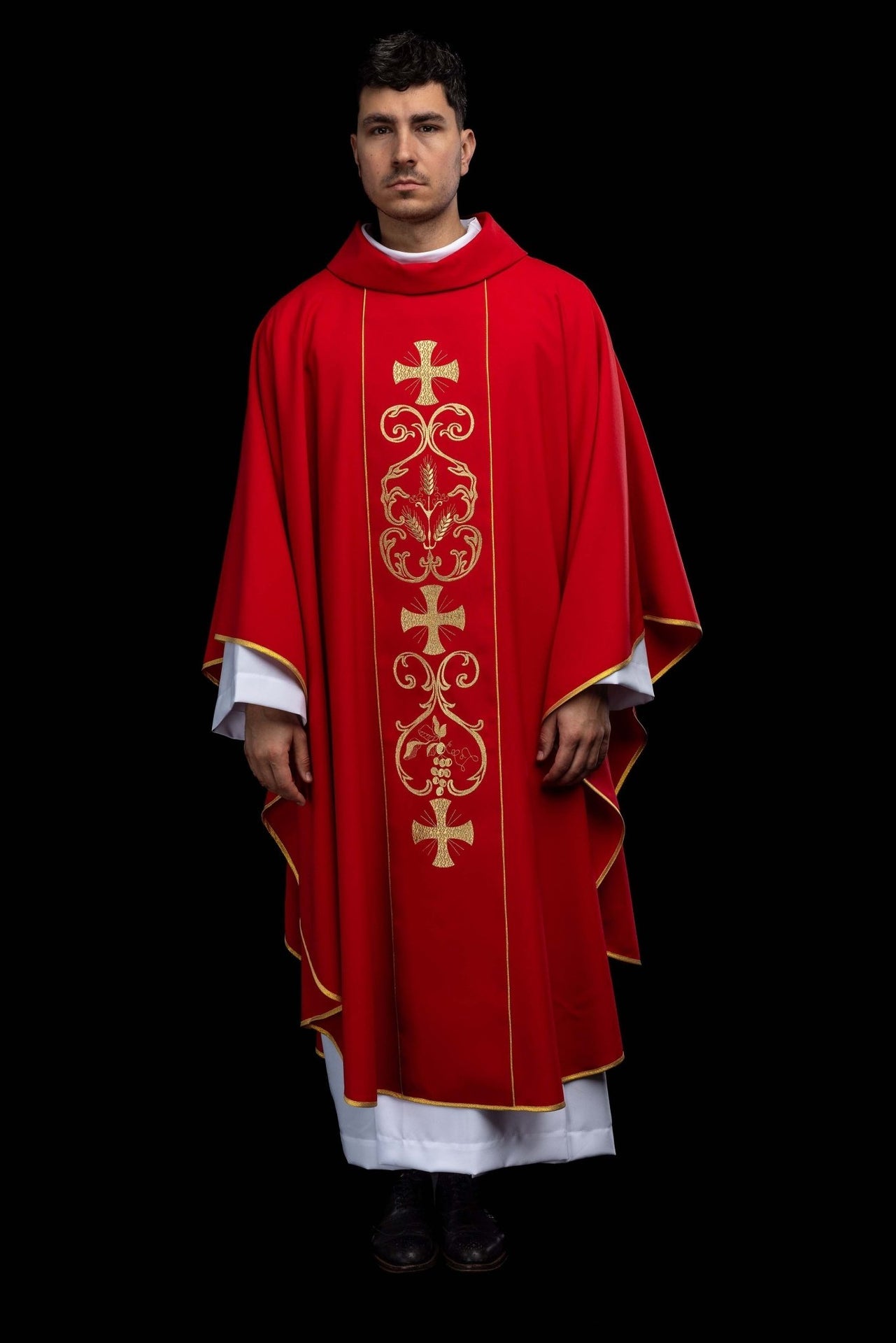 Czerwony ornat liturgiczny zdobiony haftowanym pasem