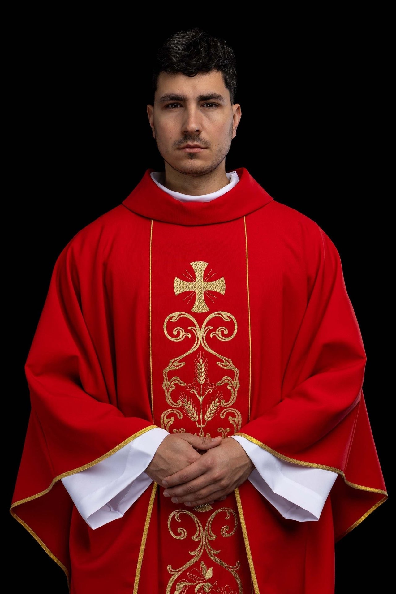 Czerwony ornat liturgiczny zdobiony haftowanym pasem