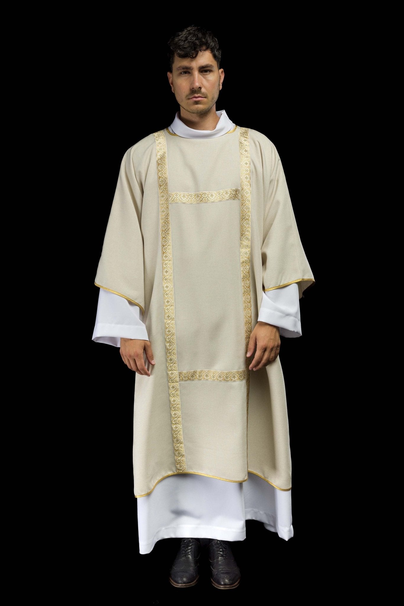 Dalmatica color ecru ornata con nastri jacquard dorati KDL/395/05/70/B - PERILPRETE.IT