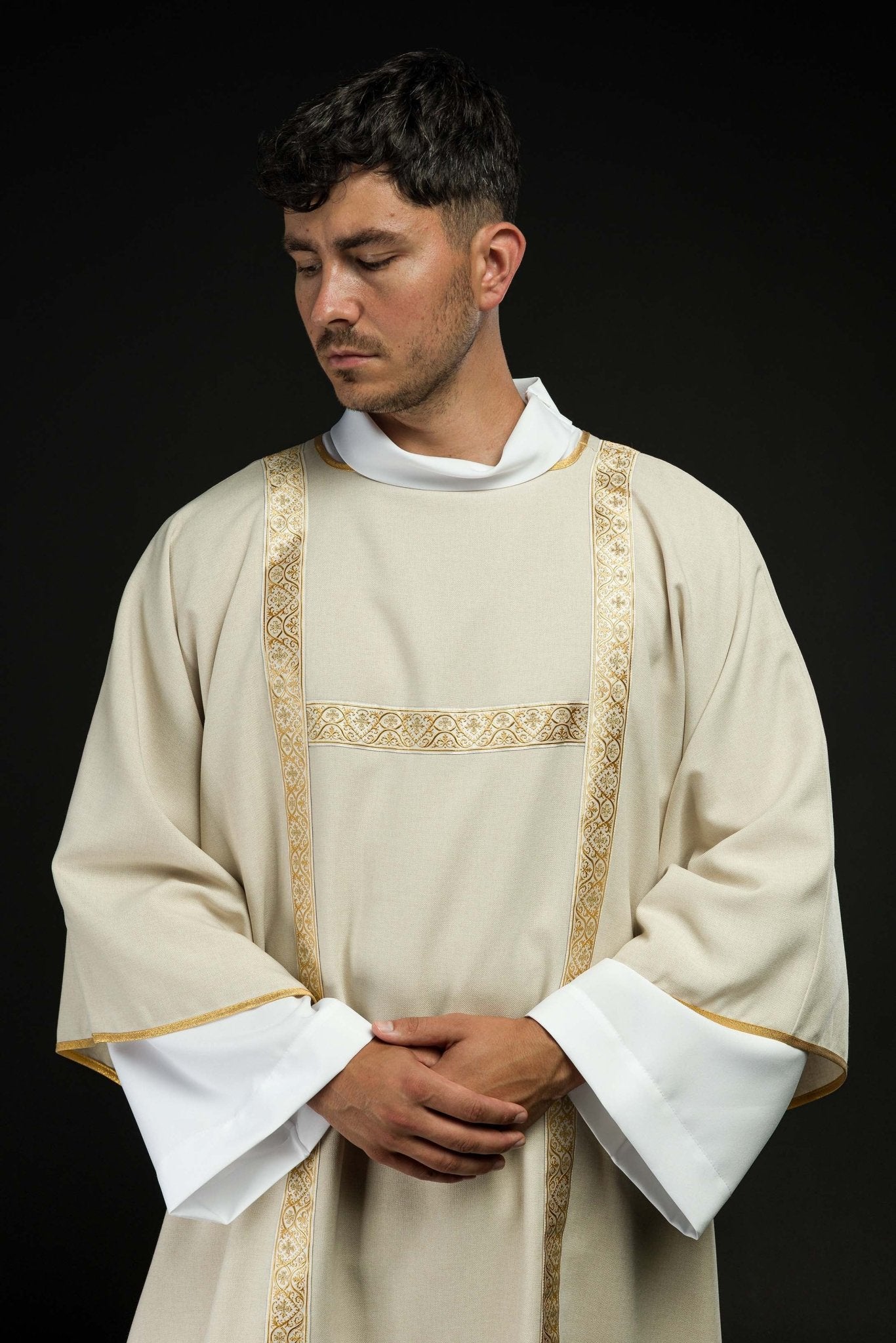 Dalmatica color ecru ornata con nastri jacquard dorati KDL/395/05/70/B - PERILPRETE.IT