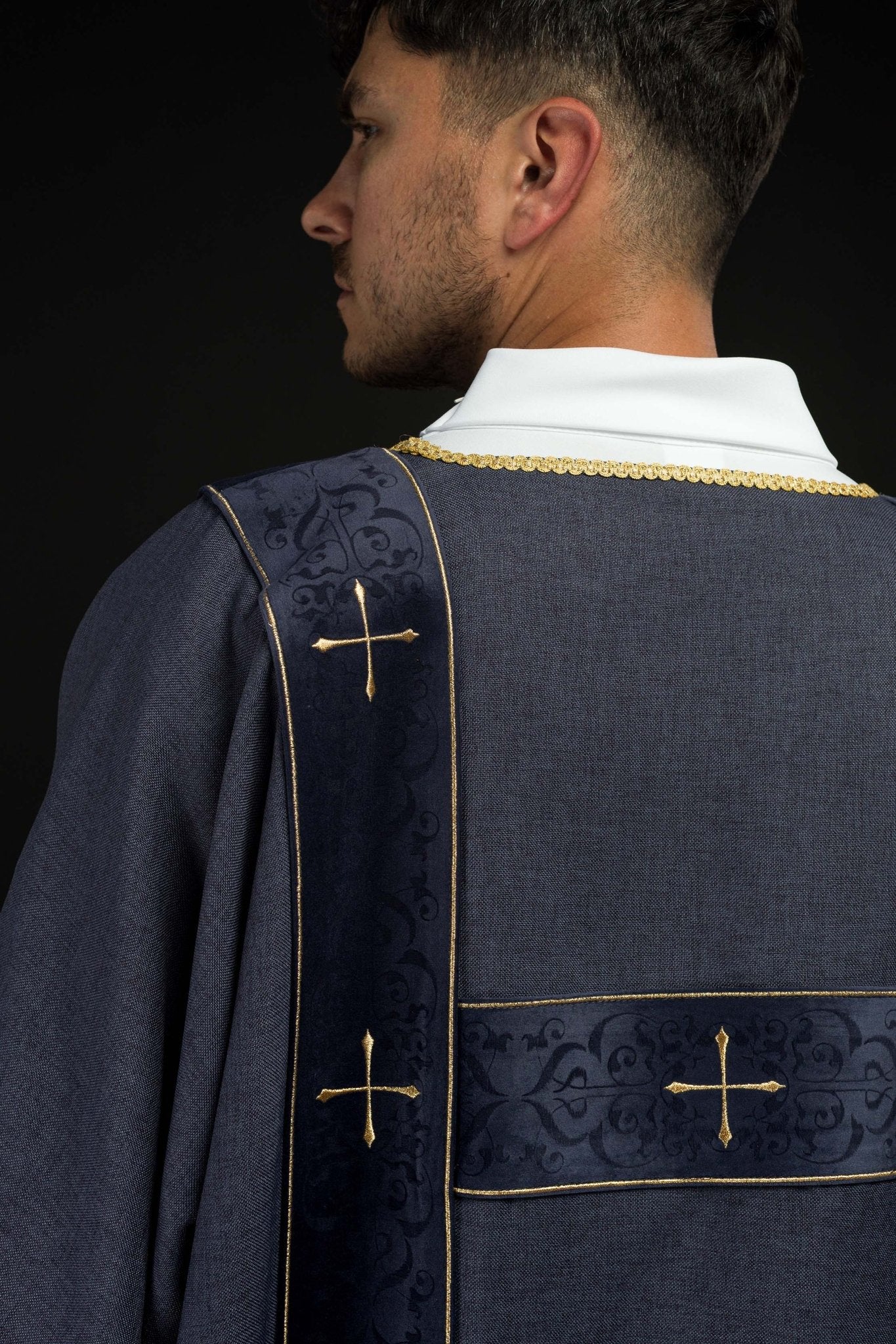 Dalmatica con fasce di velluto e croci dorate ricamate viola LE/1073/03/B - PERILPRETE.IT