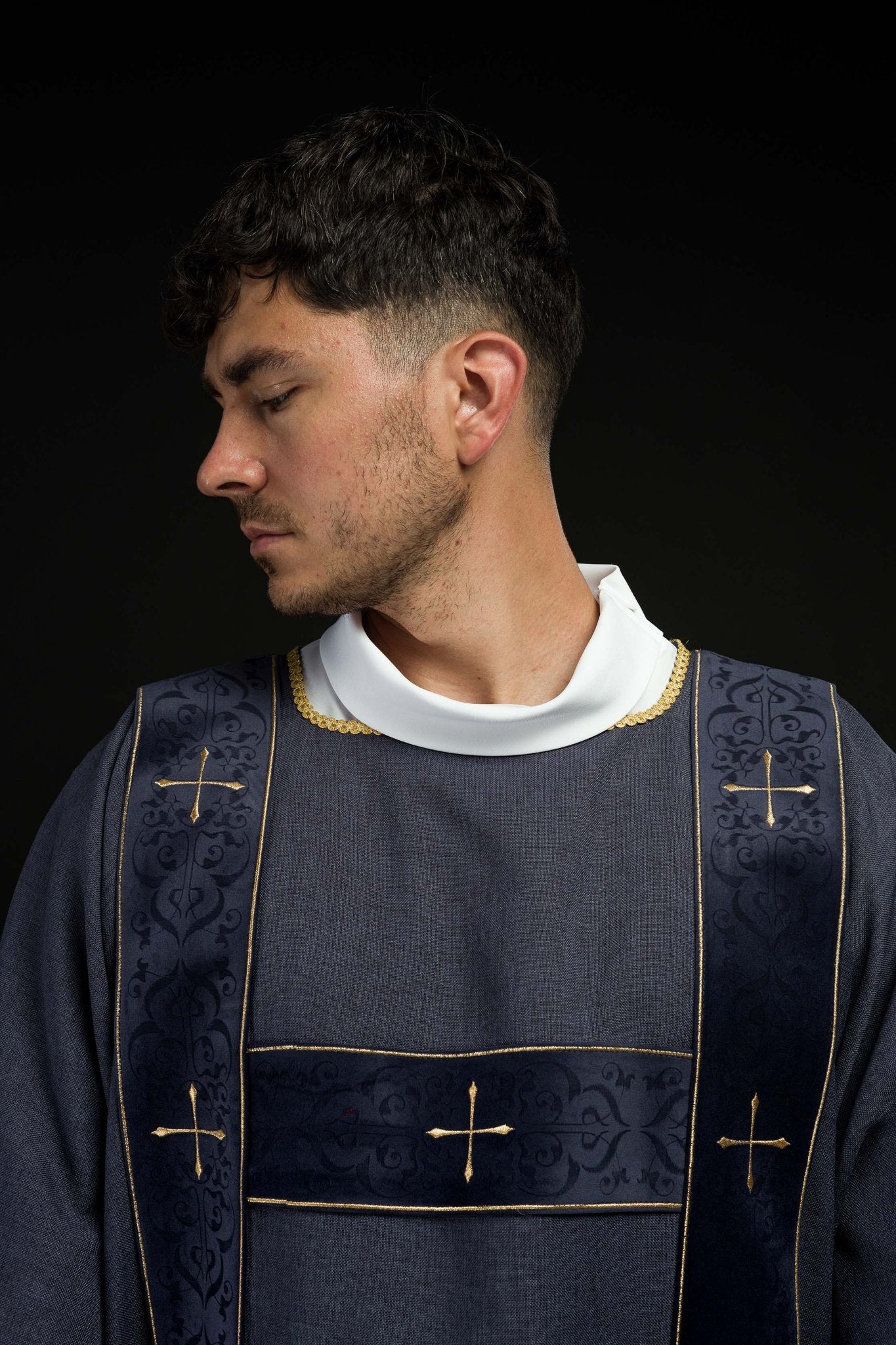 Dalmatica con fasce di velluto e croci dorate ricamate viola LE/1073/03/B - PERILPRETE.IT