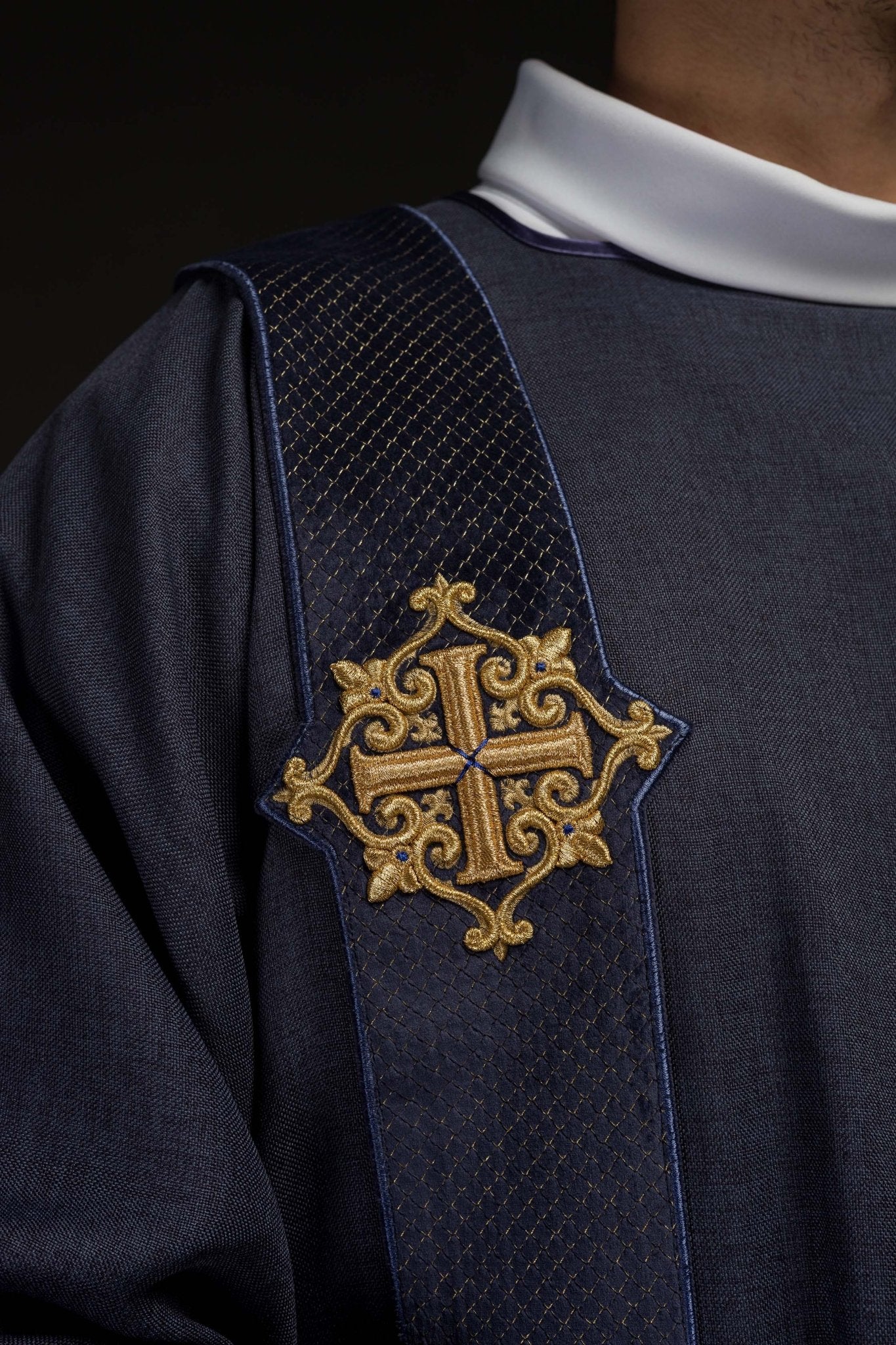 Dalmatica con fasce in velluto con simboli della Croce Viola LE/1030/03/B - PERILPRETE.IT