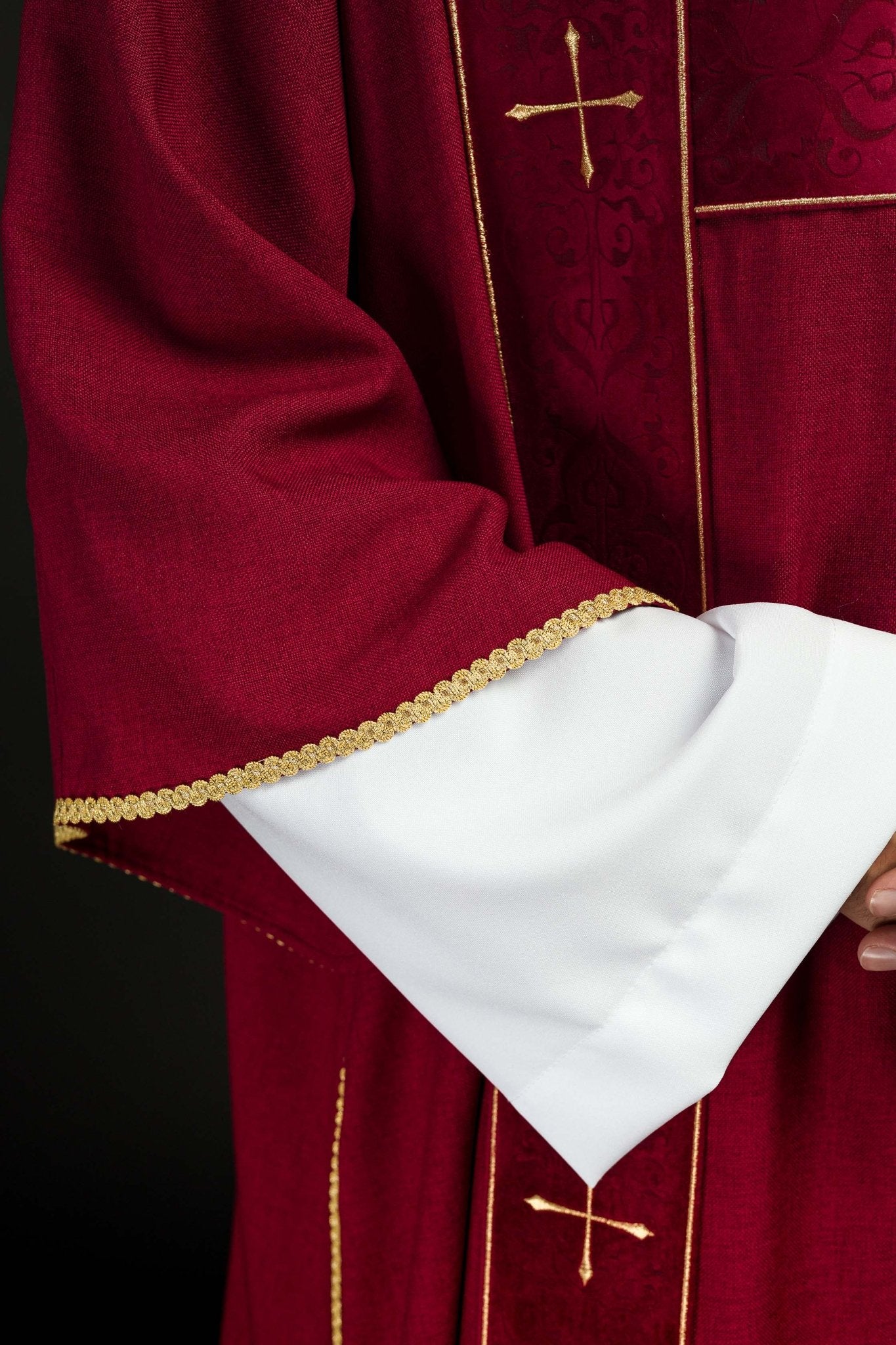 Dalmatica con fasce in velluto e croci dorate ricamate rossa LE/1073/02/B - PERILPRETE.IT