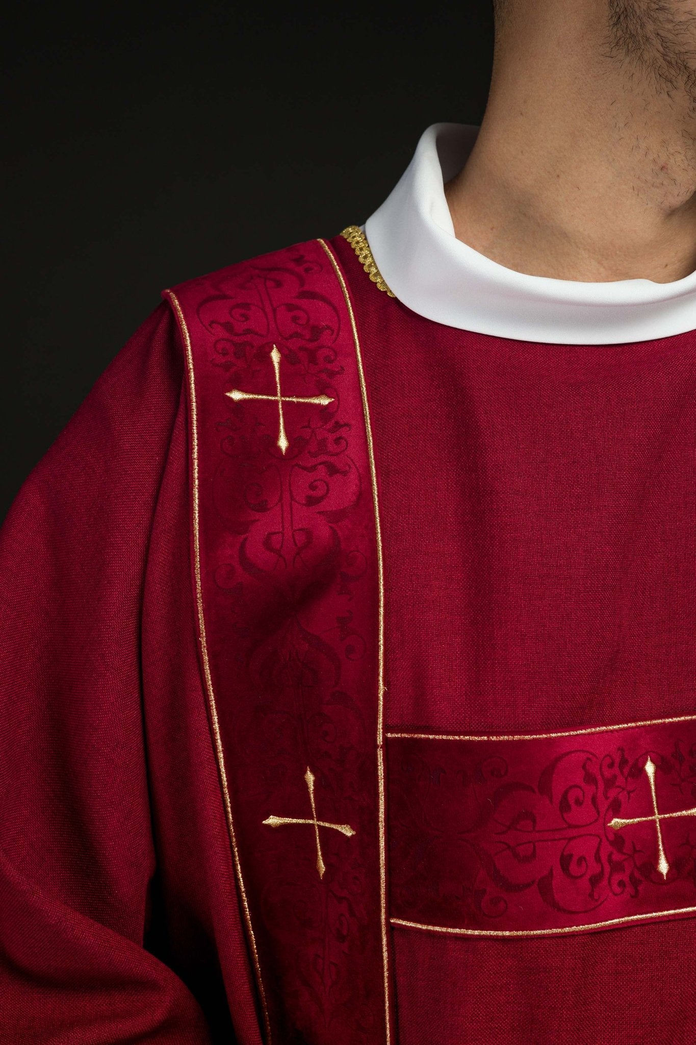 Dalmatica con fasce in velluto e croci dorate ricamate rossa LE/1073/02/B - PERILPRETE.IT