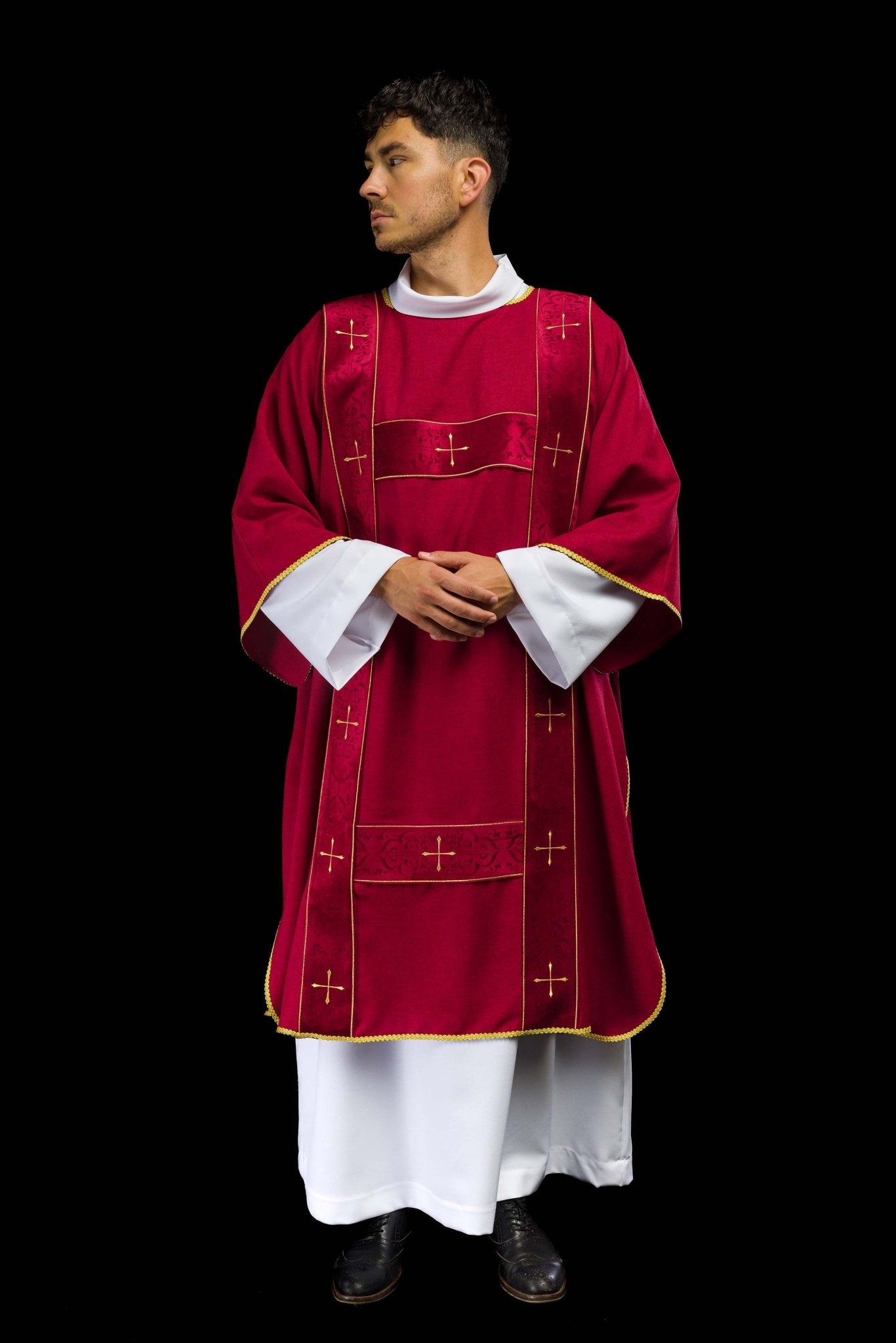 Dalmatica con fasce in velluto e croci dorate ricamate rossa LE/1073/02/B - PERILPRETE.IT