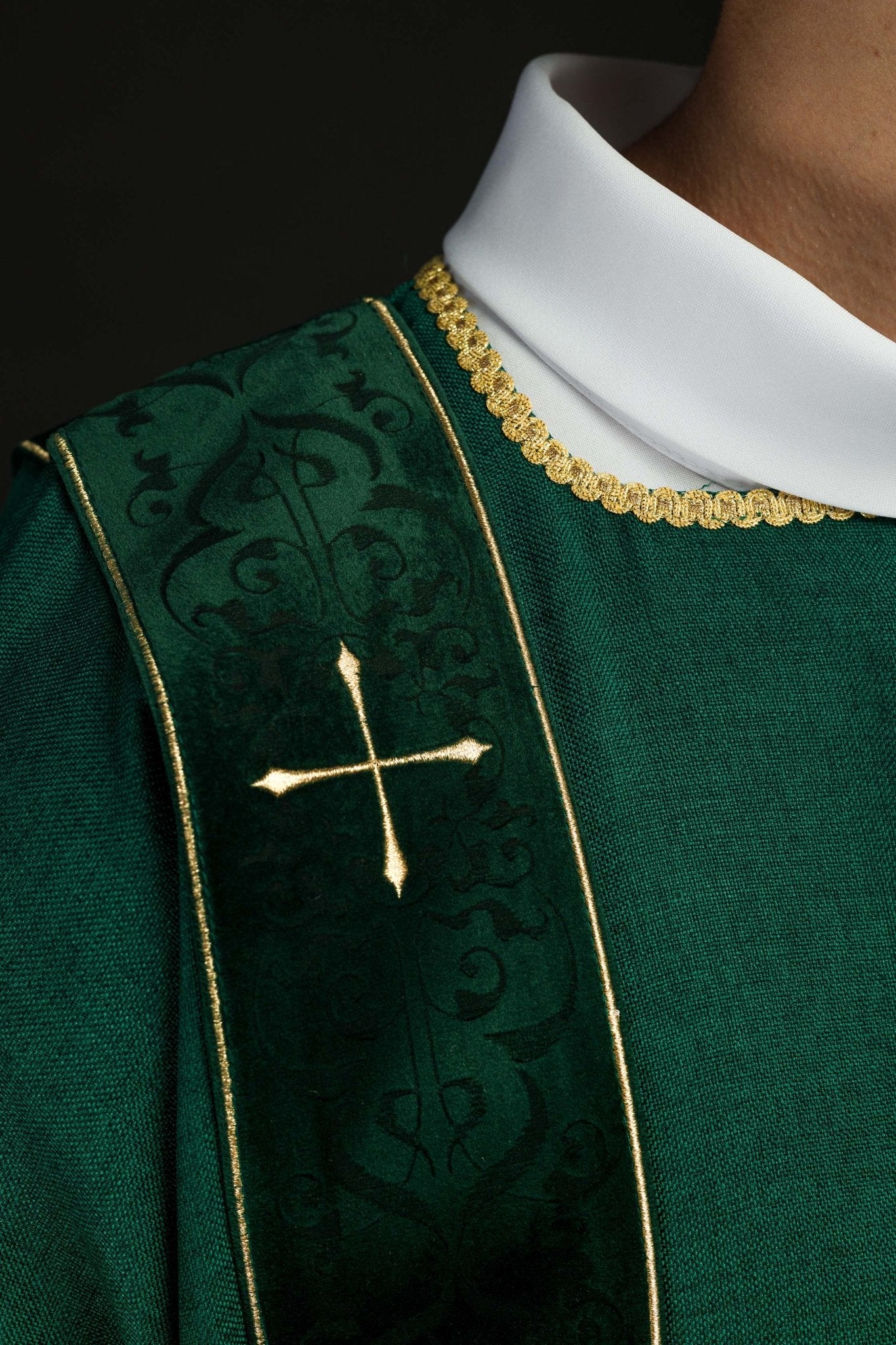 Dalmatica con fasce in velluto e croci dorate ricamate verde LE/1073/01/B - PERILPRETE.IT