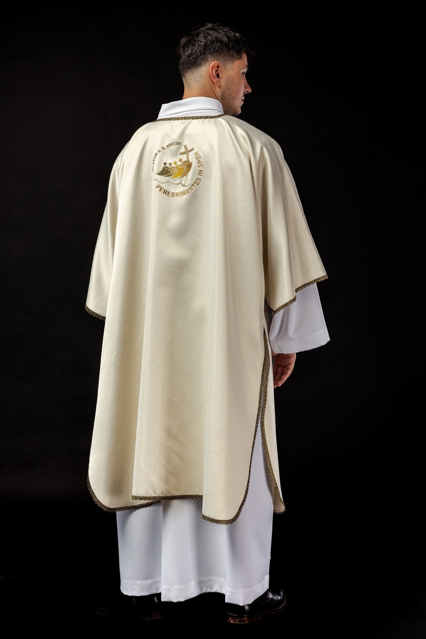 Dalmatica con ricamo JUBILY ROME 2025 su tessuto ecru lucido JR/038/05/54/D - PERILPRETE.IT