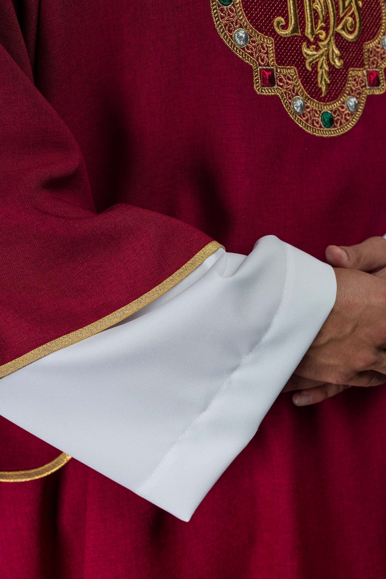 Dalmatica con simbolo IHS e colletto di colore rosso S-1073-02-70-D - PERILPRETE.IT