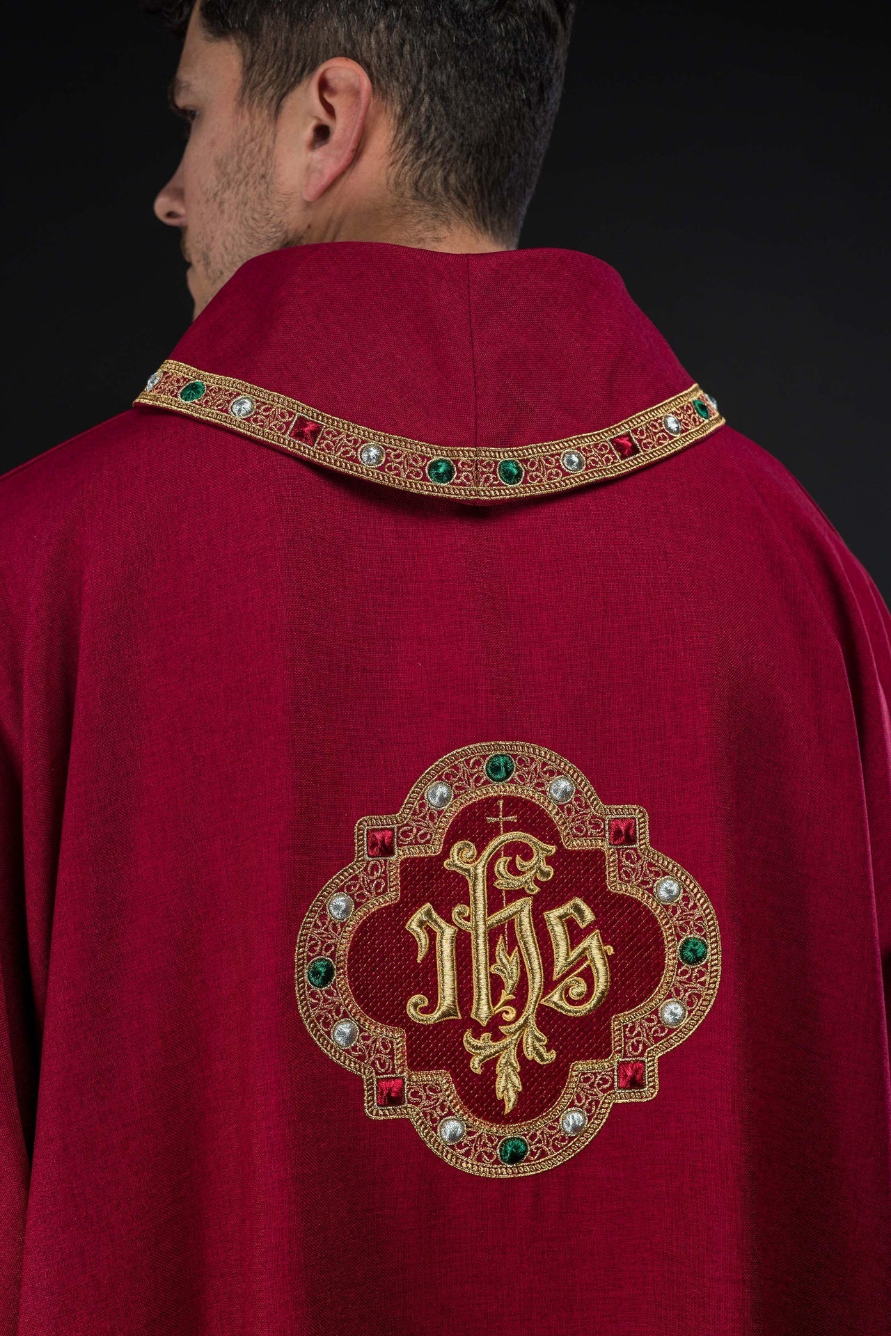 Dalmatica con simbolo IHS e colletto di colore rosso S-1073-02-70-D - PERILPRETE.IT