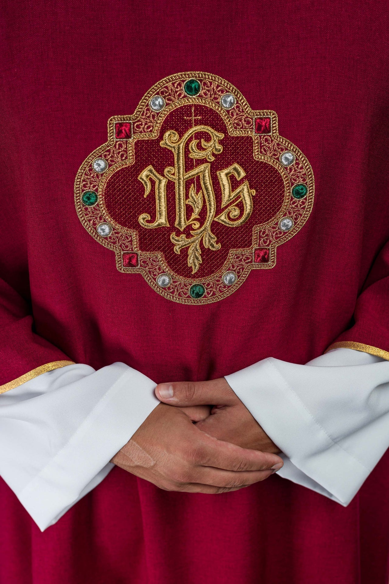 Dalmatica con simbolo IHS e colletto di colore rosso S-1073-02-70-D - PERILPRETE.IT