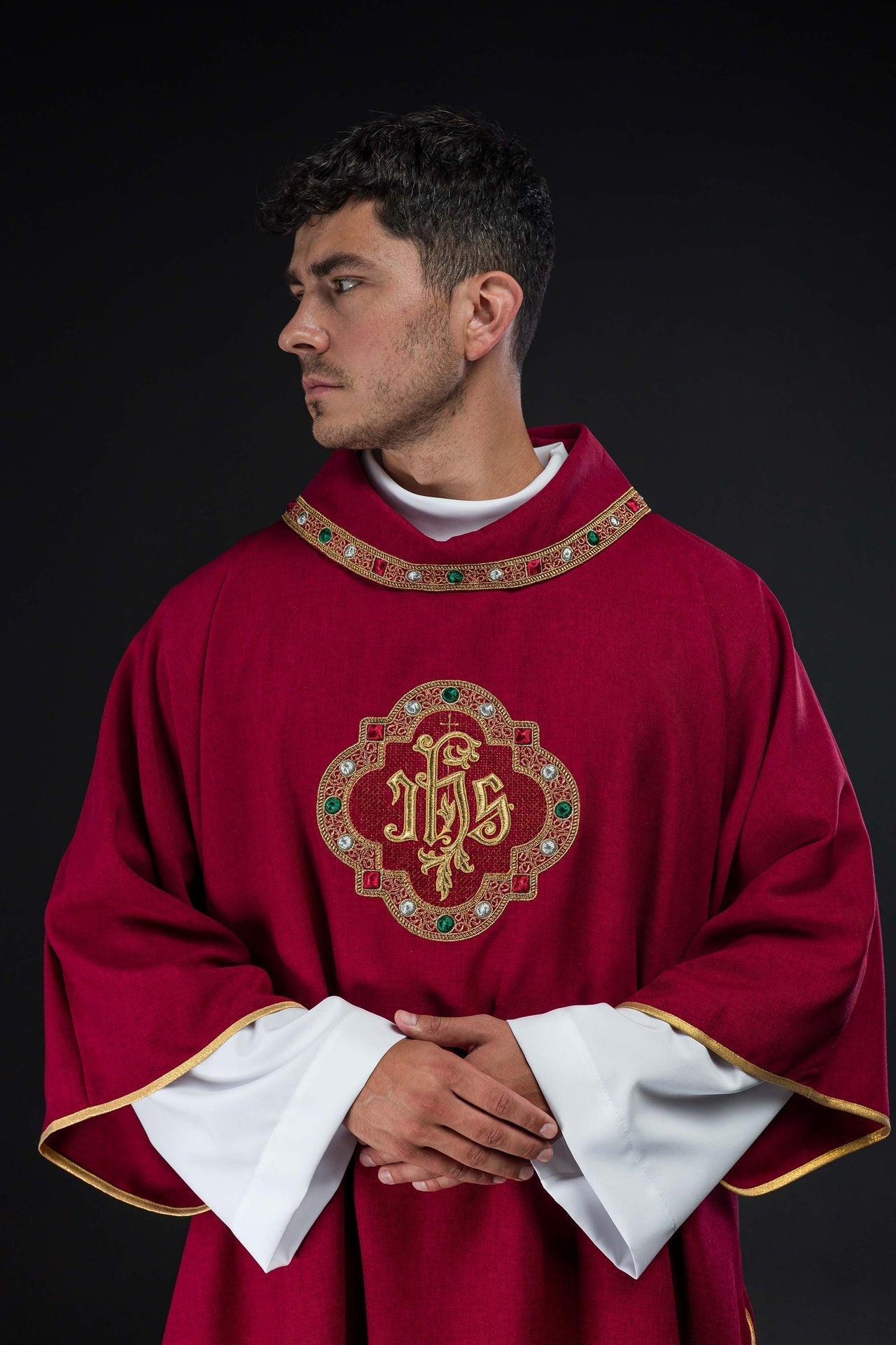 Dalmatica con simbolo IHS e colletto di colore rosso S-1073-02-70-D - PERILPRETE.IT