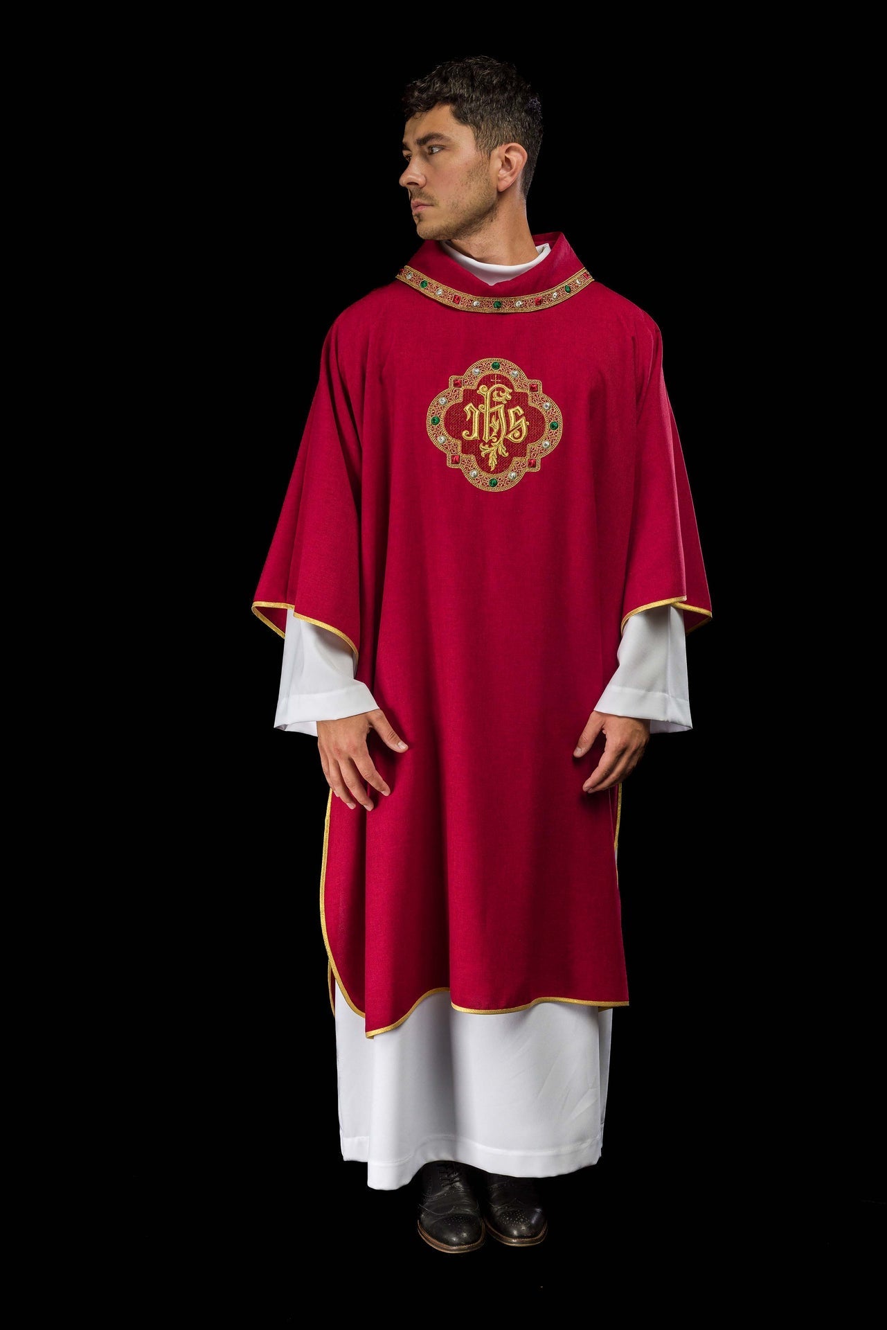 Dalmatica con simbolo IHS e colletto di colore rosso S-1073-02-70-D - PERILPRETE.IT