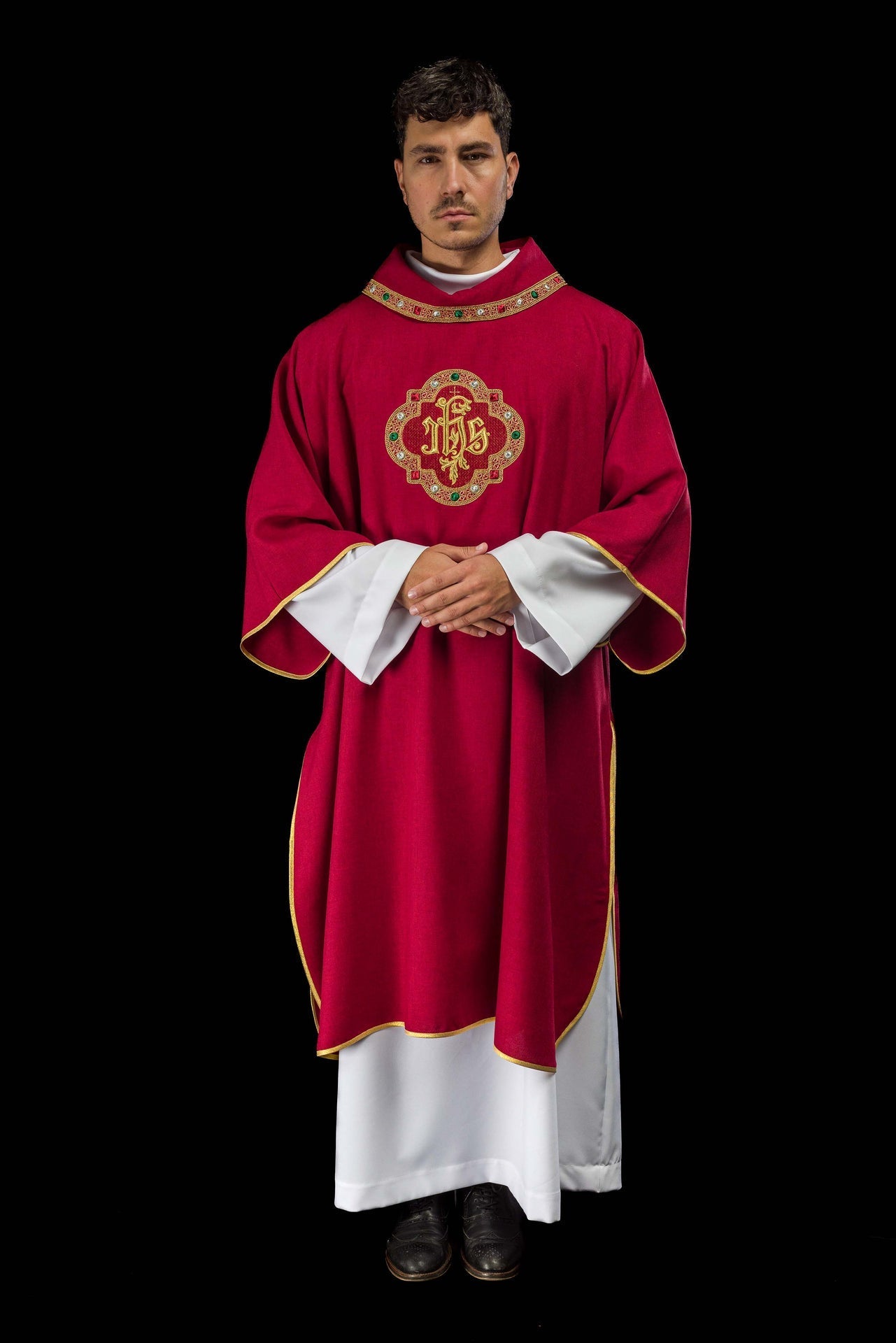 Dalmatica con simbolo IHS e colletto di colore rosso S-1073-02-70-D - PERILPRETE.IT