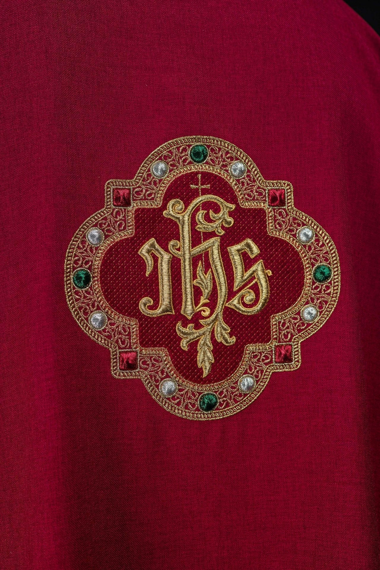 Dalmatica con simbolo IHS e colletto di colore rosso S-1073-02-70-D - PERILPRETE.IT