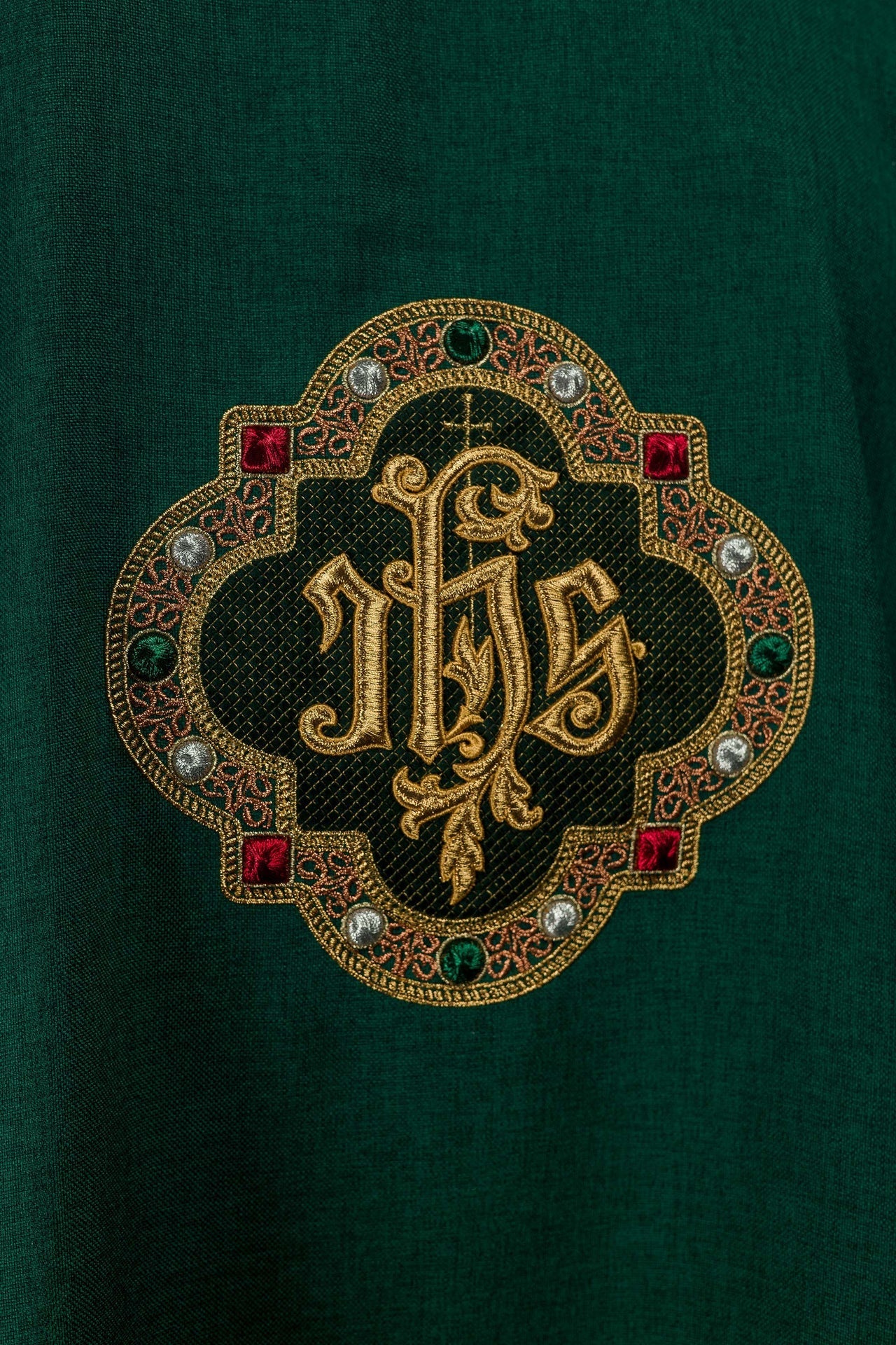 Dalmatica con simbolo IHS e colletto di colore verde S-1073-01-70-D - PERILPRETE.IT