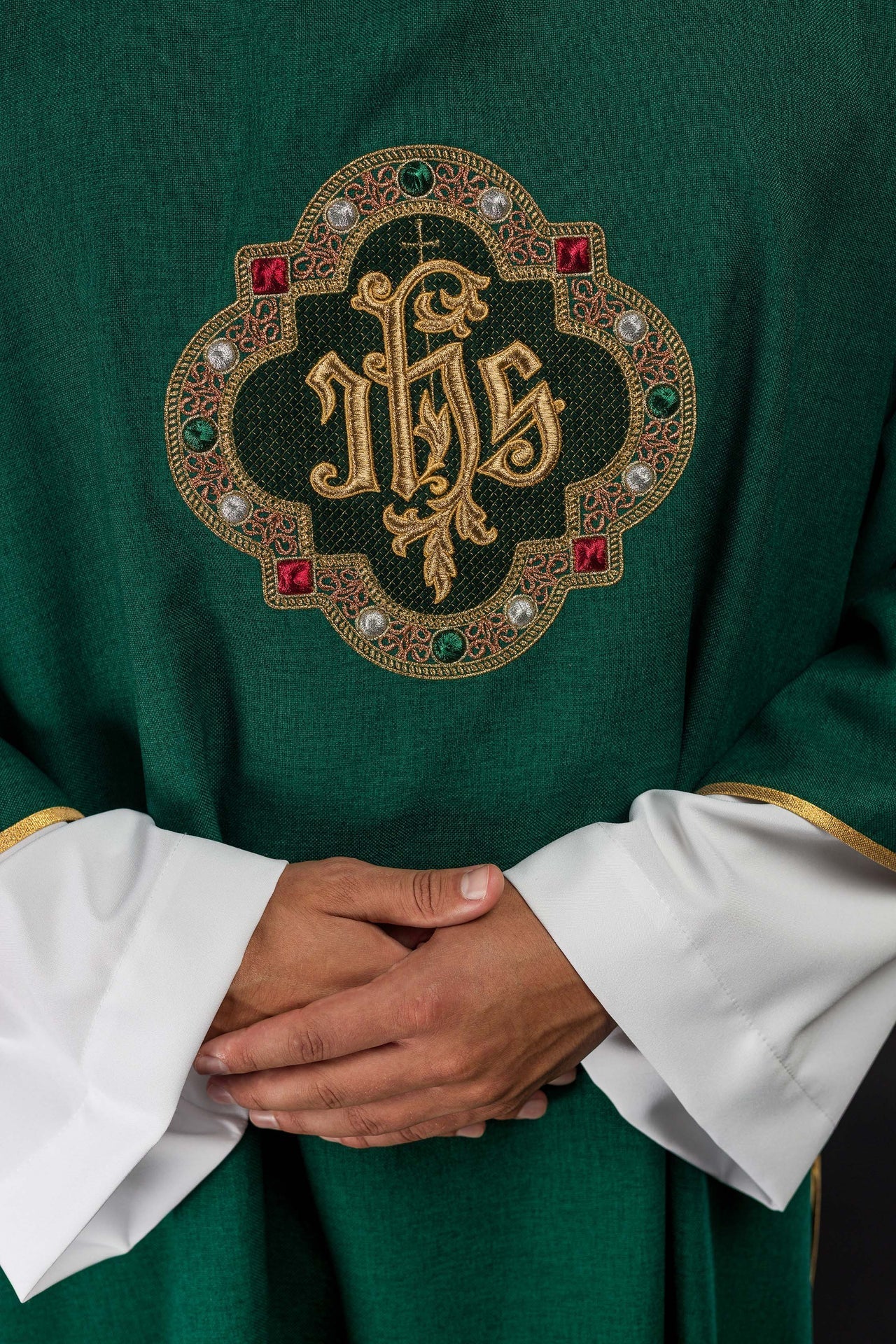 Dalmatica con simbolo IHS e colletto di colore verde S-1073-01-70-D - PERILPRETE.IT