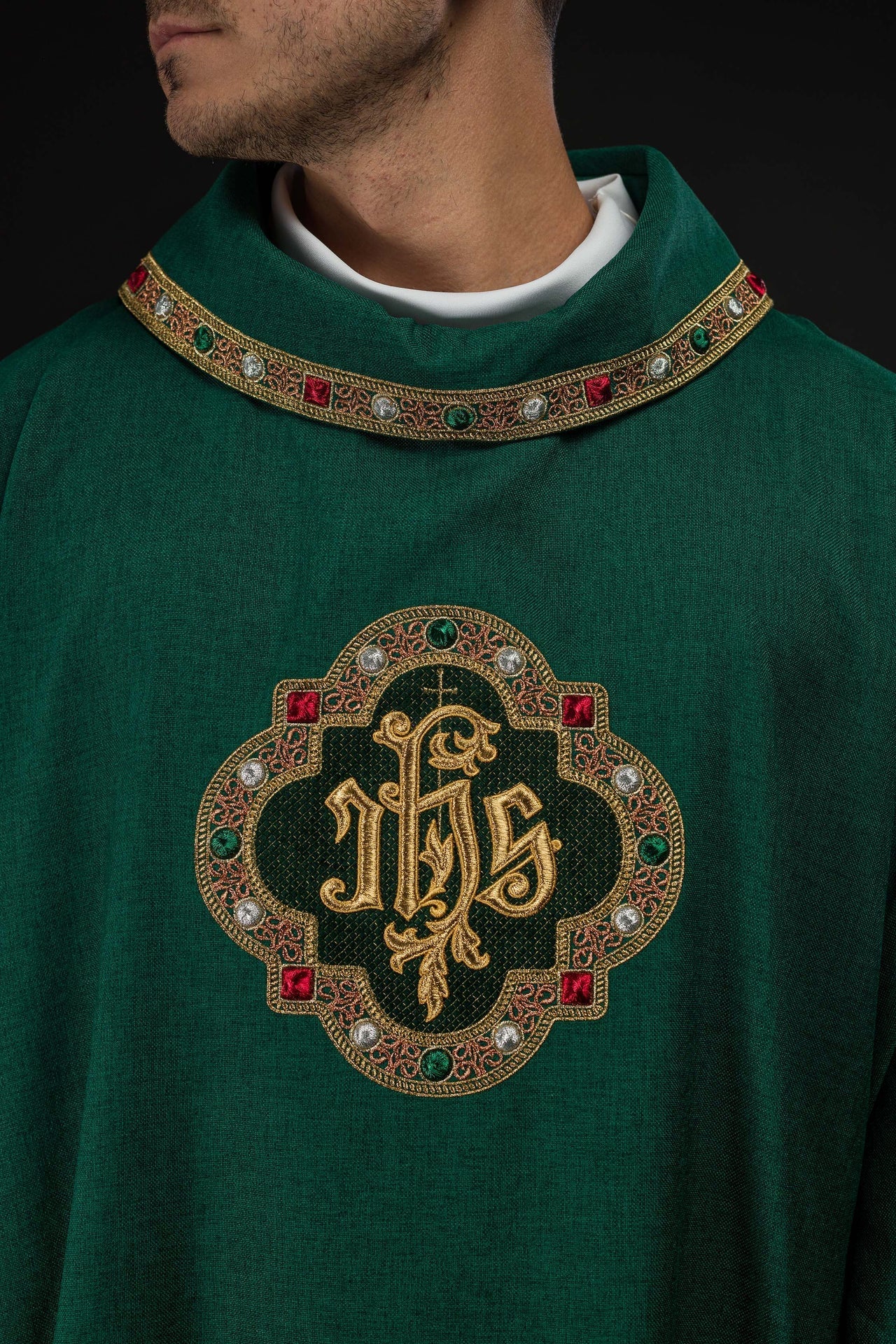 Dalmatica con simbolo IHS e colletto di colore verde S-1073-01-70-D - PERILPRETE.IT