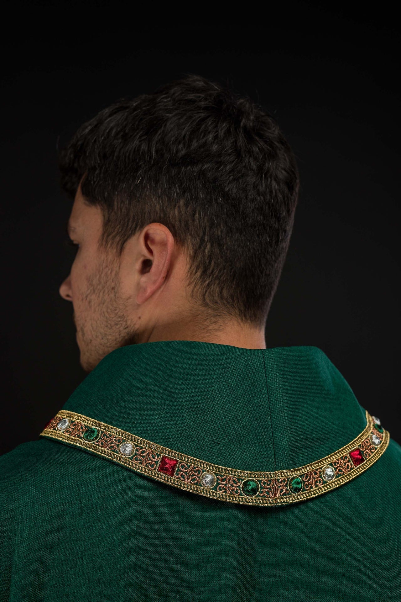 Dalmatica con simbolo IHS e colletto di colore verde S-1073-01-70-D - PERILPRETE.IT