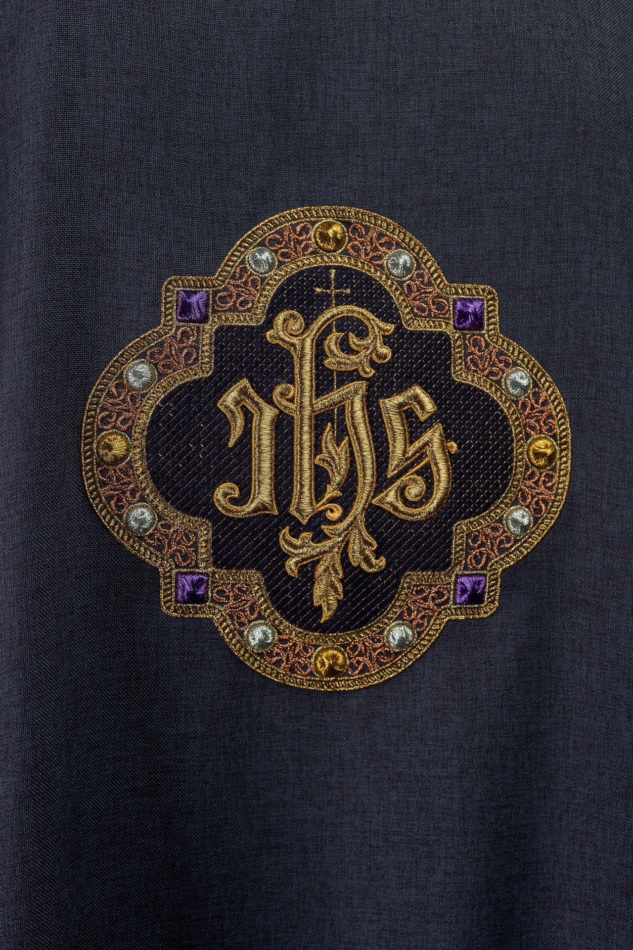 Dalmatica con simbolo IHS e colletto in colore viola S-1073-03-70-D - PERILPRETE.IT