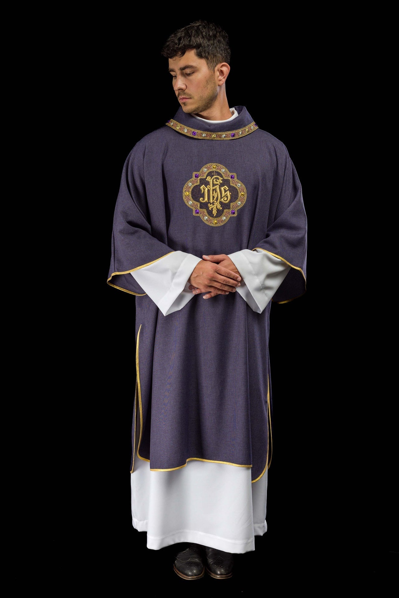 Dalmatica con simbolo IHS e colletto in colore viola S-1073-03-70-D - PERILPRETE.IT