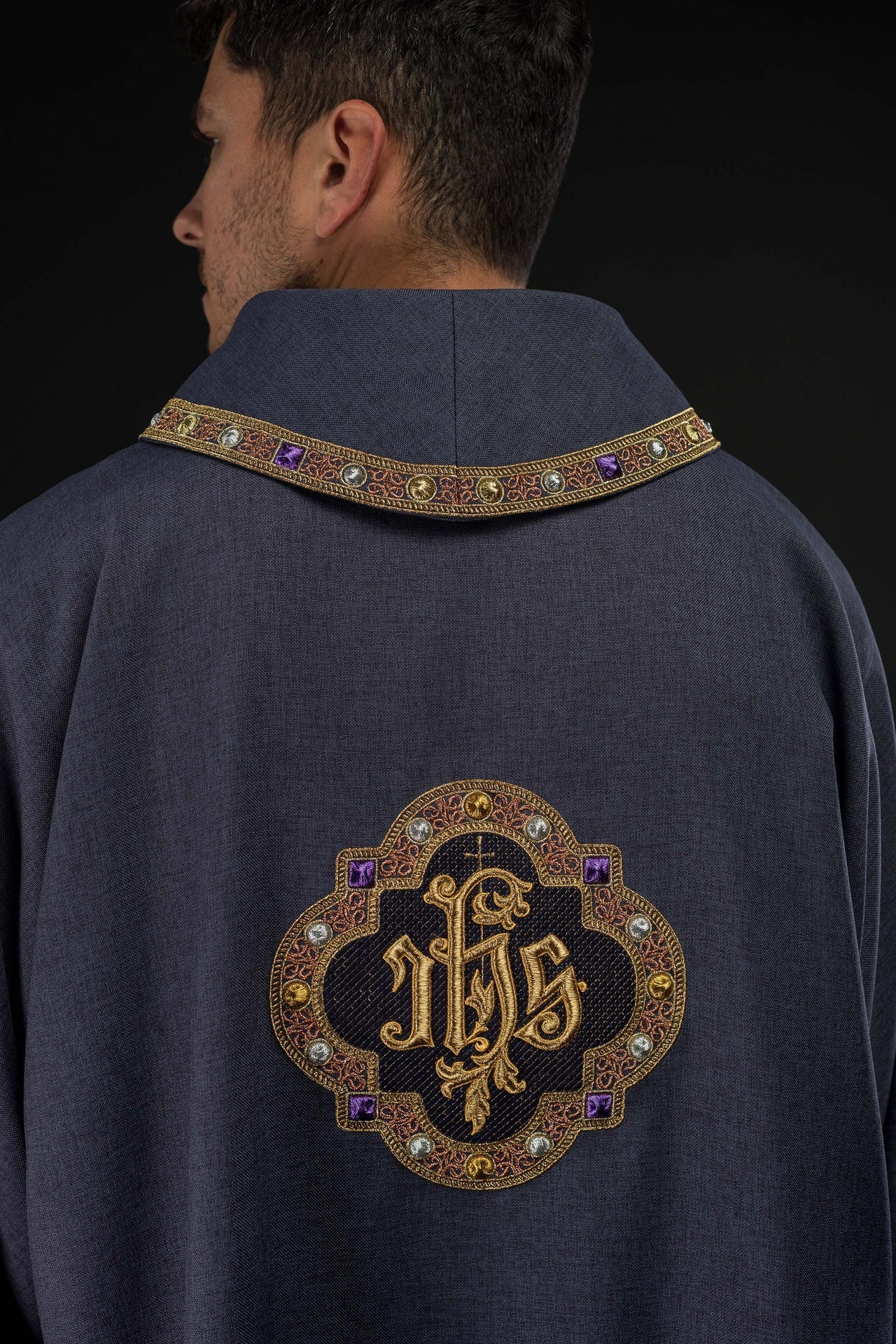 Dalmatica con simbolo IHS e colletto in colore viola S-1073-03-70-D - PERILPRETE.IT