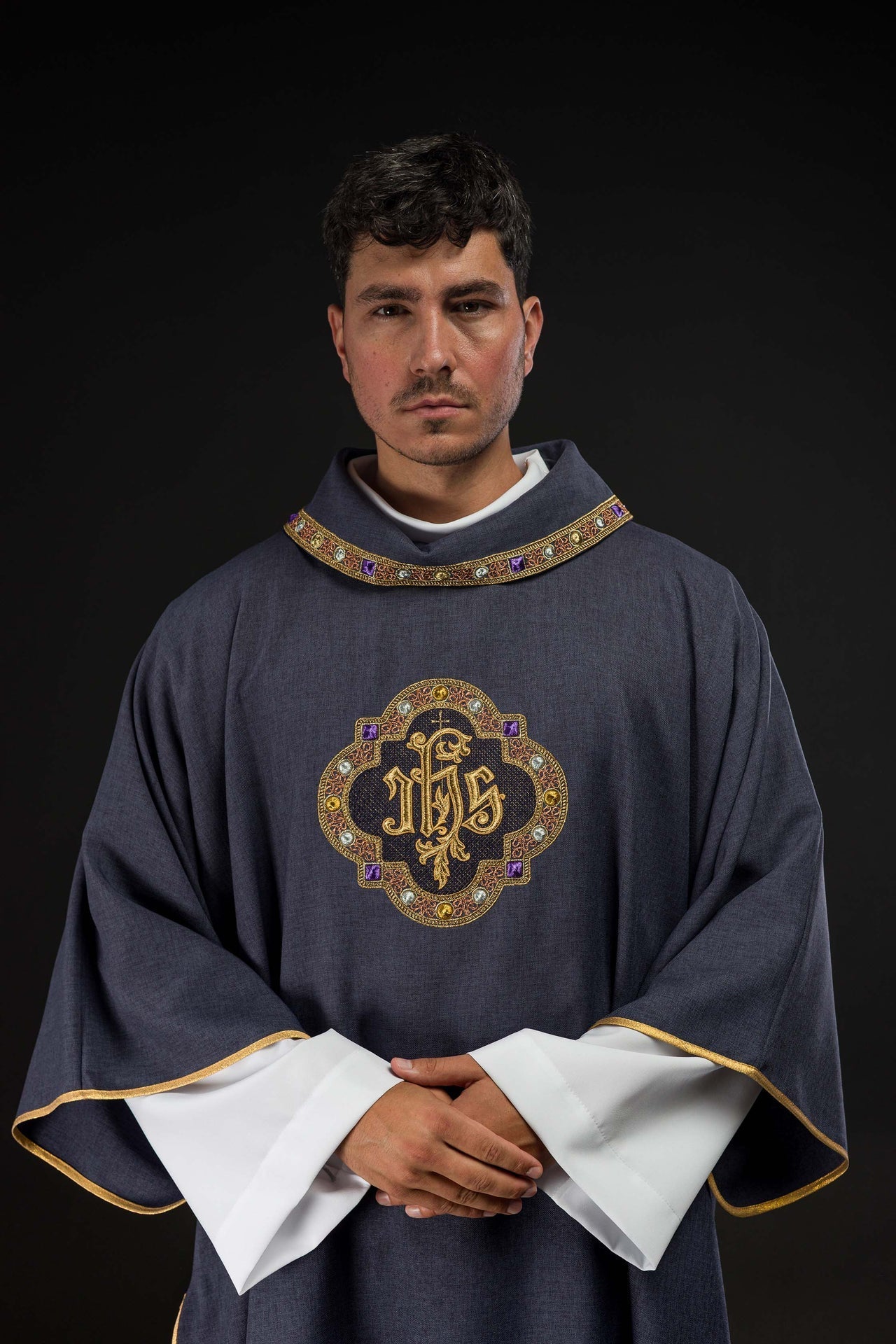 Dalmatica con simbolo IHS e colletto in colore viola S-1073-03-70-D - PERILPRETE.IT