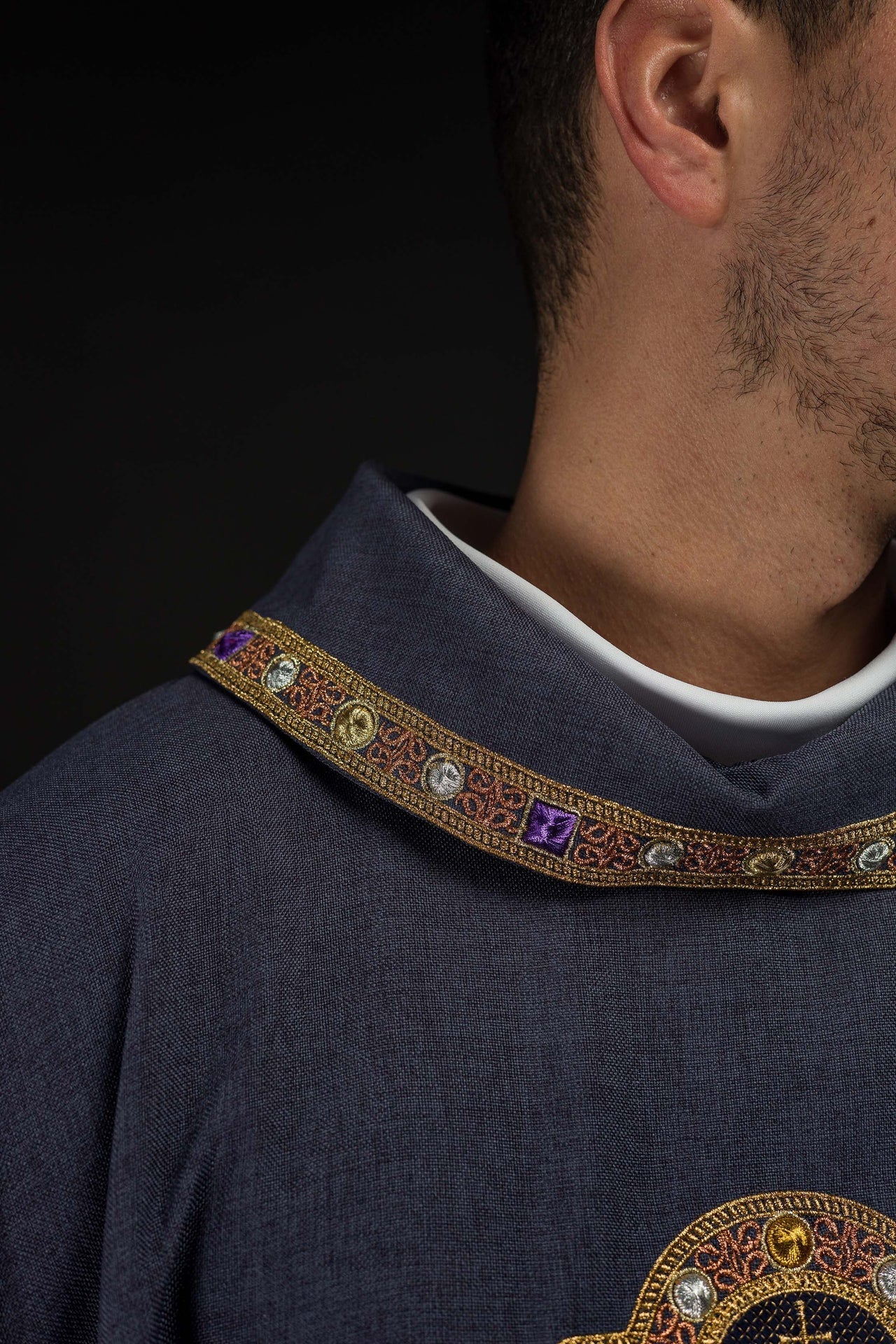 Dalmatica con simbolo IHS e colletto in colore viola S-1073-03-70-D - PERILPRETE.IT