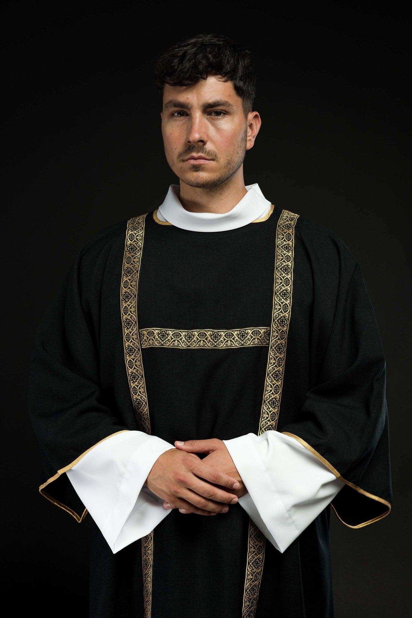 Dalmatica nera ornata con nastri jacquard dorati KDL/395/07/70/B - PERILPRETE.IT