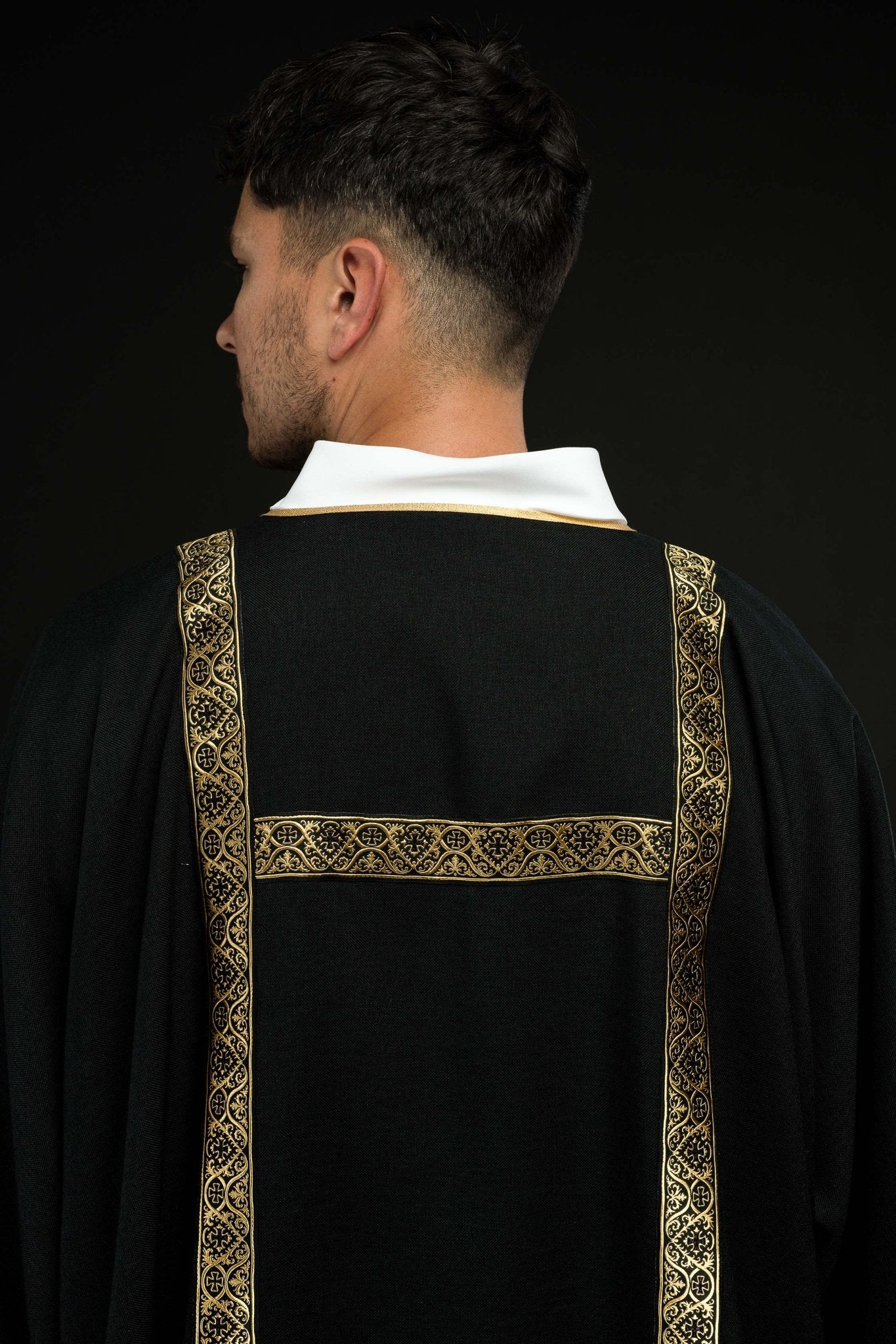 Dalmatica nera ornata con nastri jacquard dorati KDL/395/07/70/B - PERILPRETE.IT