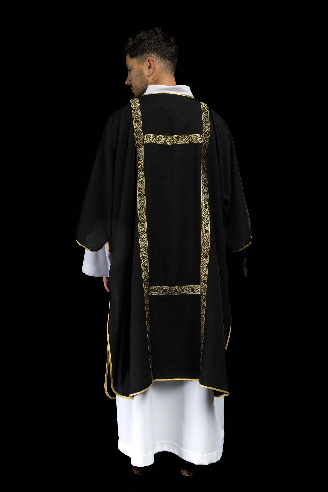 Dalmatica nera ornata con nastri jacquard dorati KDL/395/07/70/B - PERILPRETE.IT