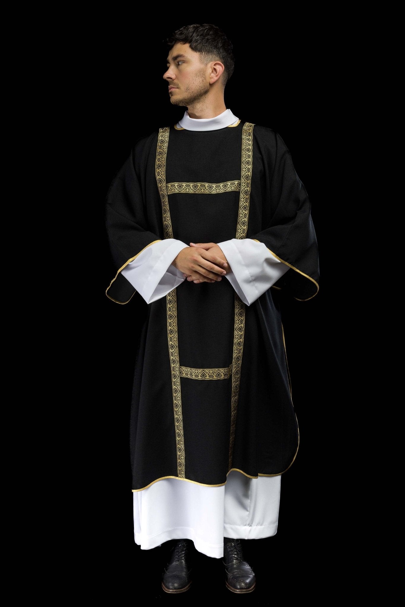 Dalmatica nera ornata con nastri jacquard dorati KDL/395/07/70/B - PERILPRETE.IT