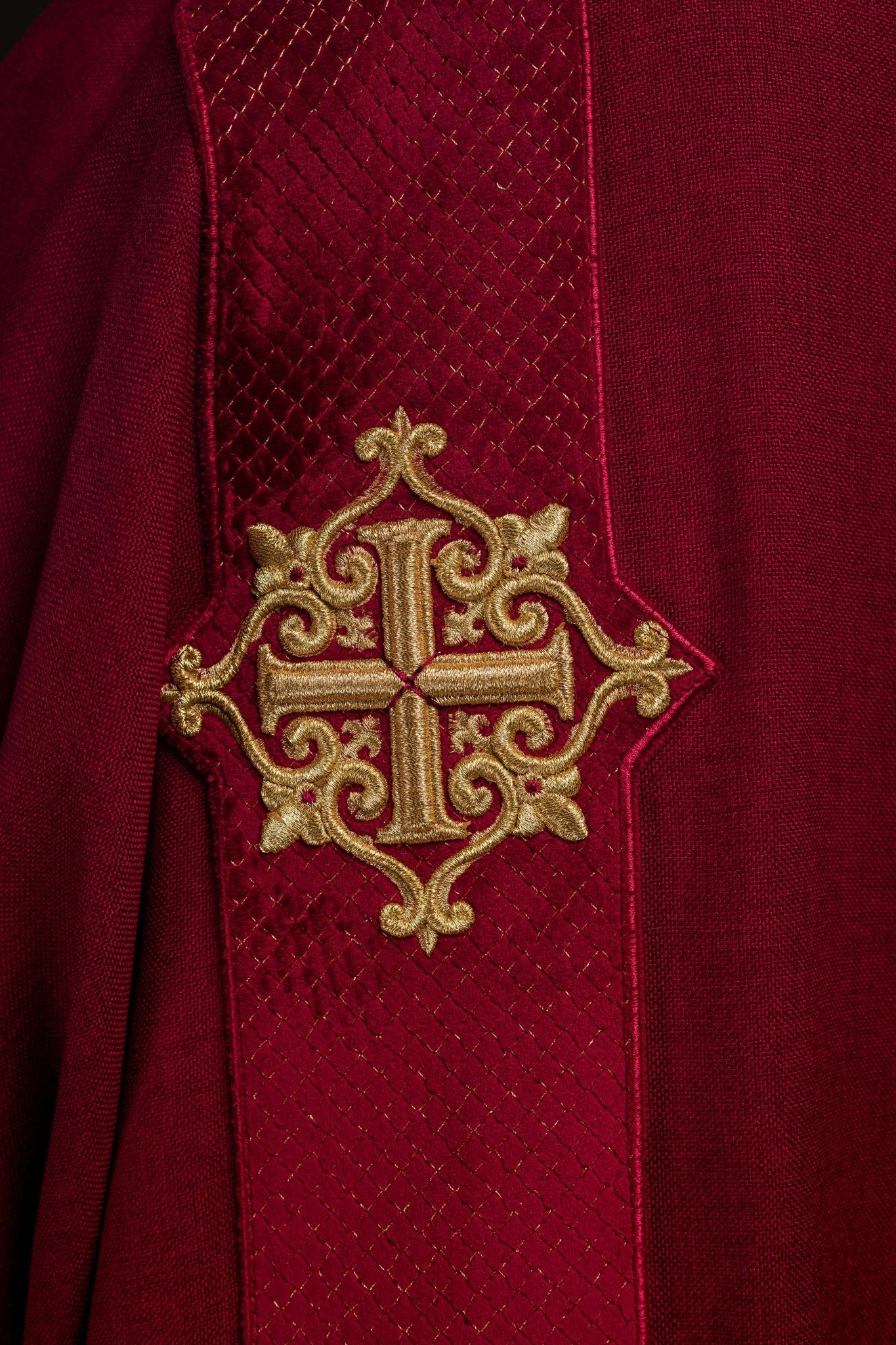 Dalmatica rossa con bande in velluto e simboli della Croce LE/1030/02/B - PERILPRETE.IT