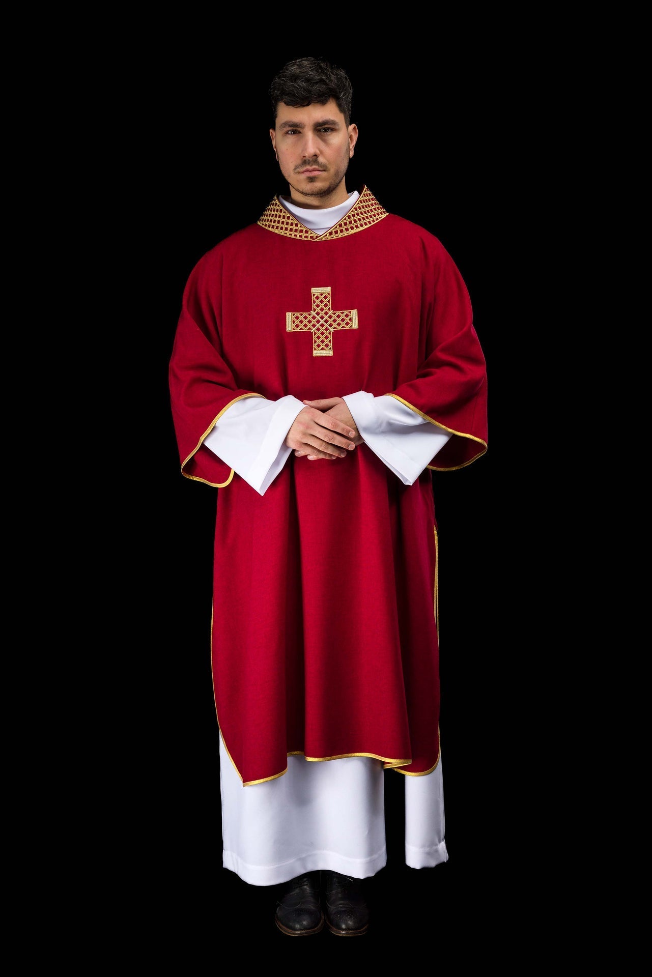 Dalmatica rossa con croci ricamate e colletto S-1070-02-70-D DALMATYK - PERILPRETE.IT