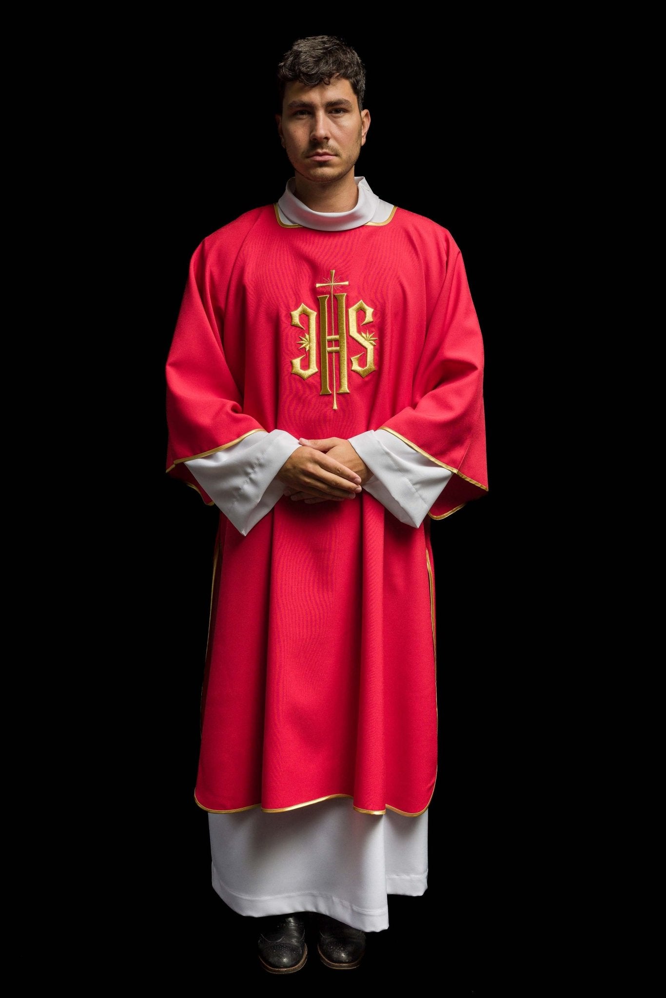 Dalmatica rossa con motivo ricamato IHS KDL/215/02/12/D - PERILPRETE.IT